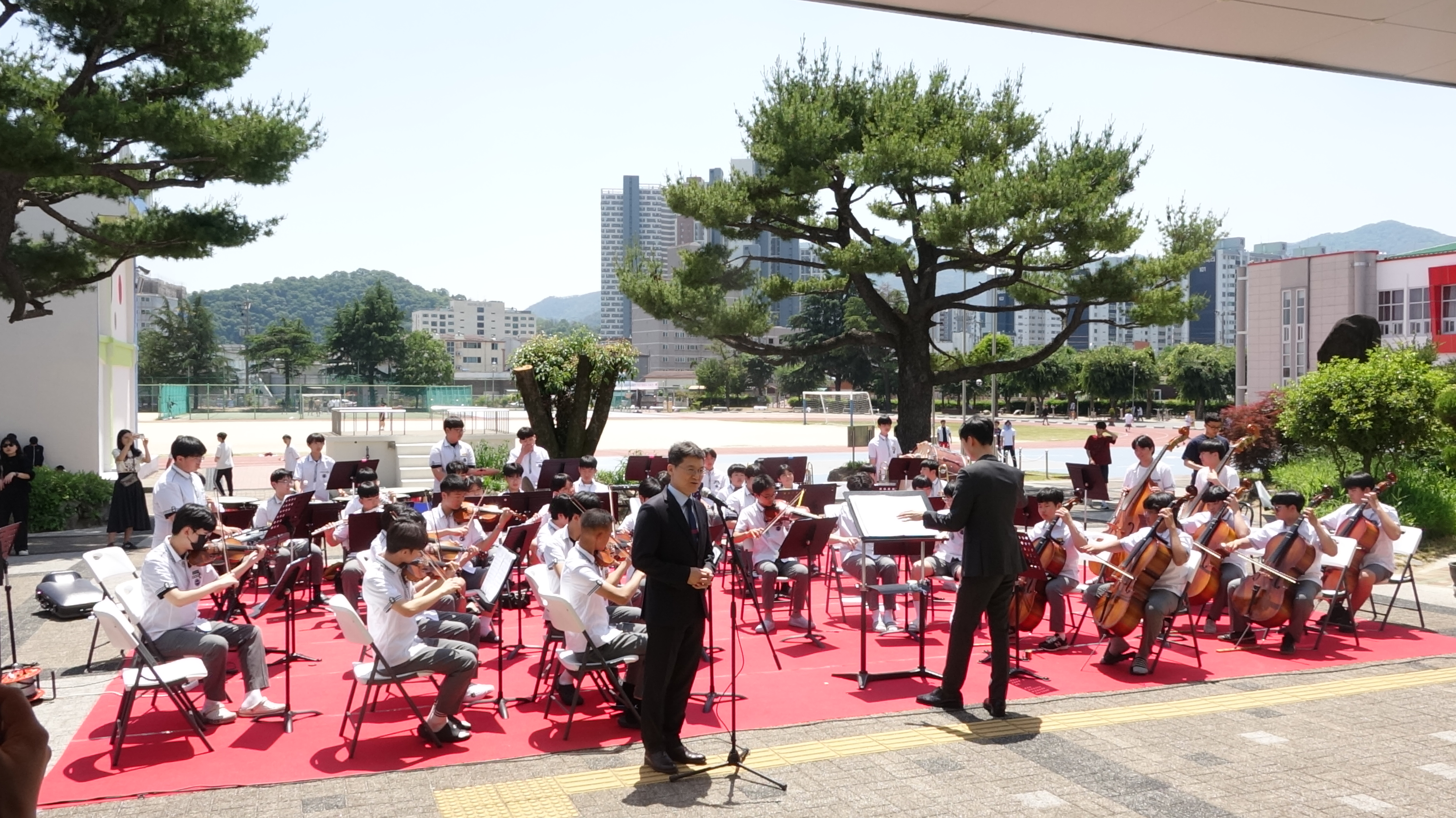 ‘학생들의 연주와 함께 울려 퍼진 감사의 마음’ 밀양중학교, 스승의 날 맞아 오케스트라와 함께하는 감사의 음악회 개최 - 관련이미지1