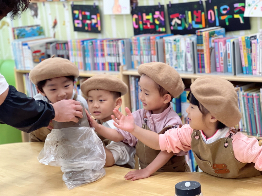 진해냉천초등학교병설유치원, 손 끝으로 빚는 봄‘도예가 직업체험’ 실시 - 관련이미지1