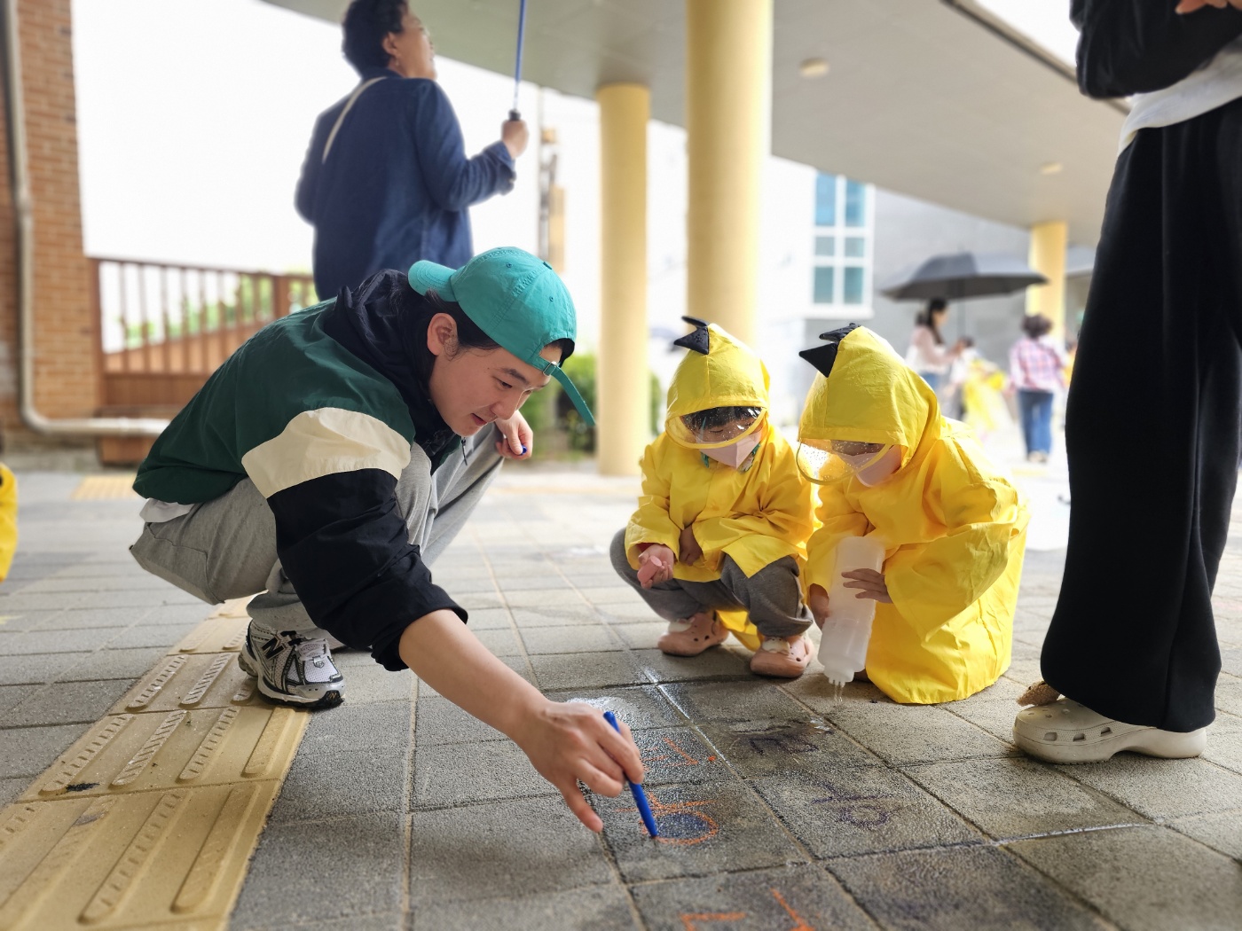 장유유치원, 특색교육인 다함께 바깥놀이를 학부모와 함께했어요 - 관련이미지2