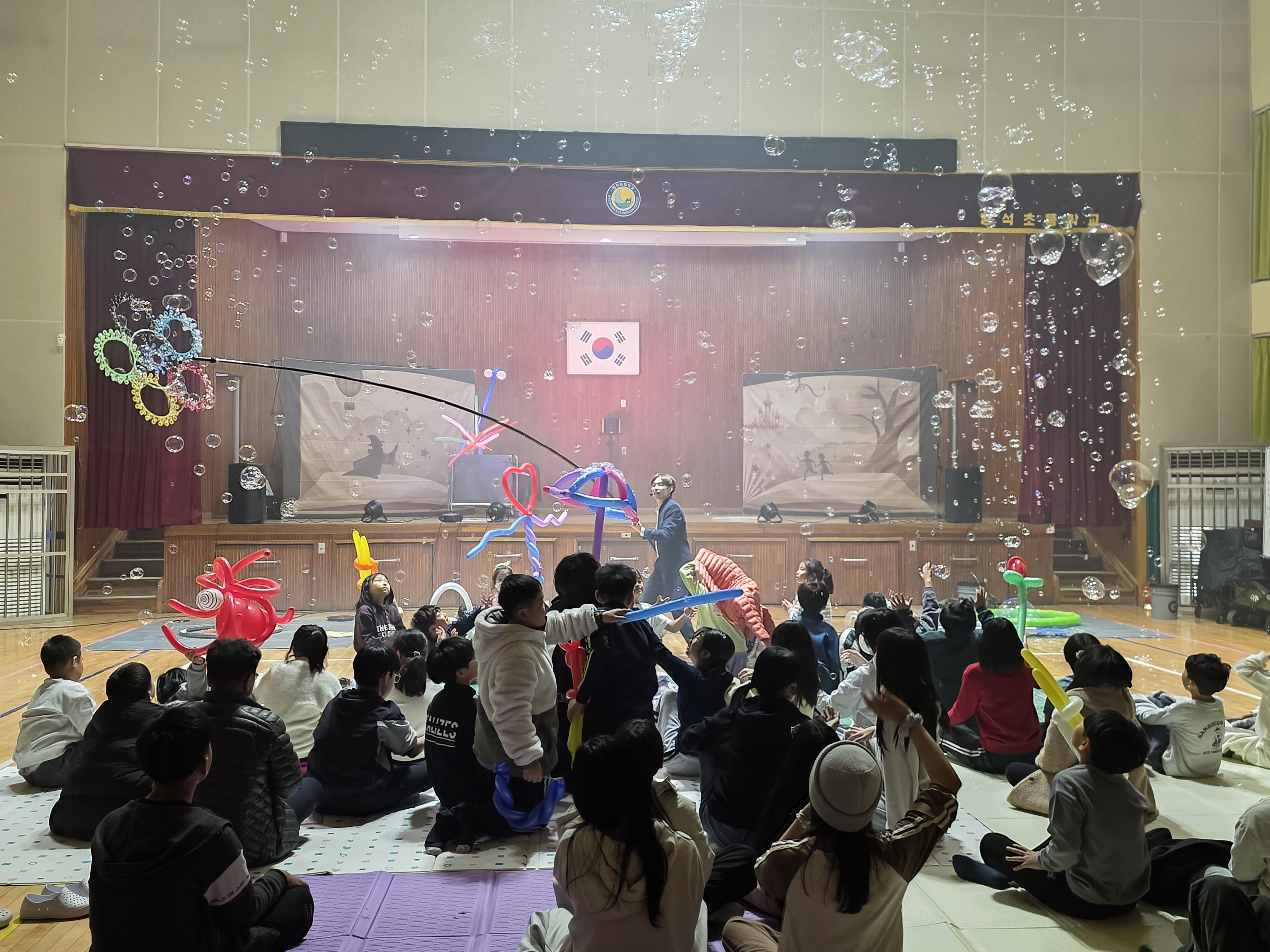 명석초등학교병설유치원, 물 공기 빛으로 즐기는 과학예술공연 관람 - 관련이미지2