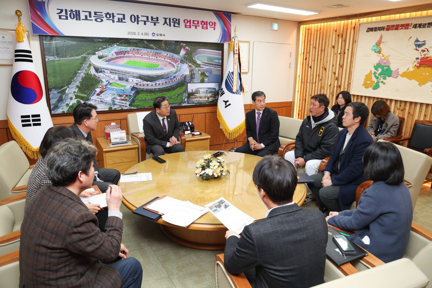 김해고-김해시, 학교체육 활성화 업무협약... 지역 기업 후원도 잇따라 - 관련이미지3