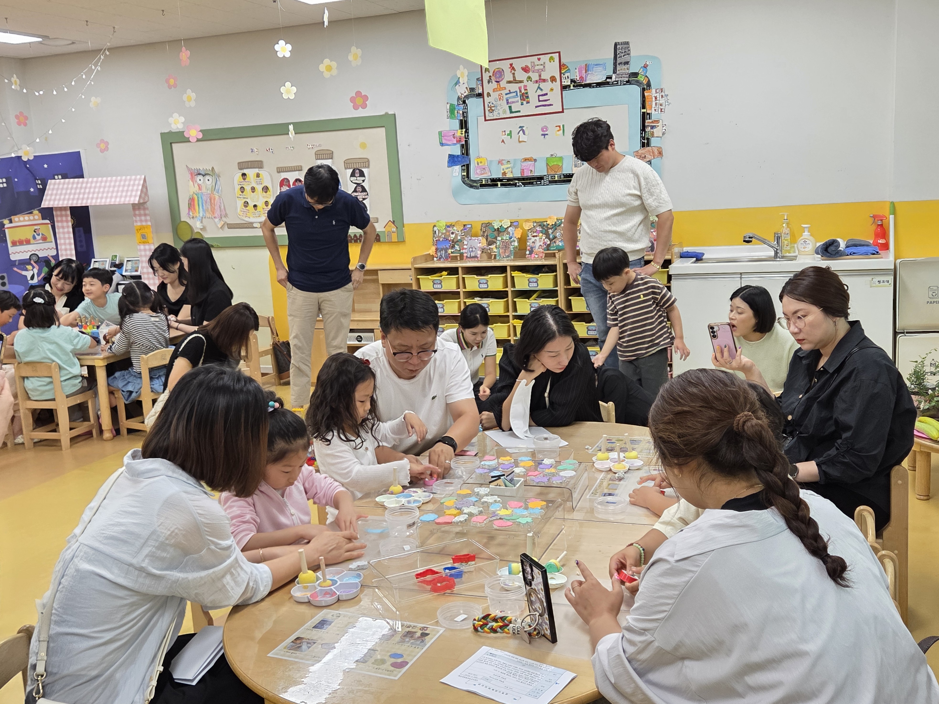 “엄마, 아빠! 함께 놀고 배워요!” - 의창초등학교병설유치원 학부모와 함께하는 공개 수업 실시 - - 관련이미지3