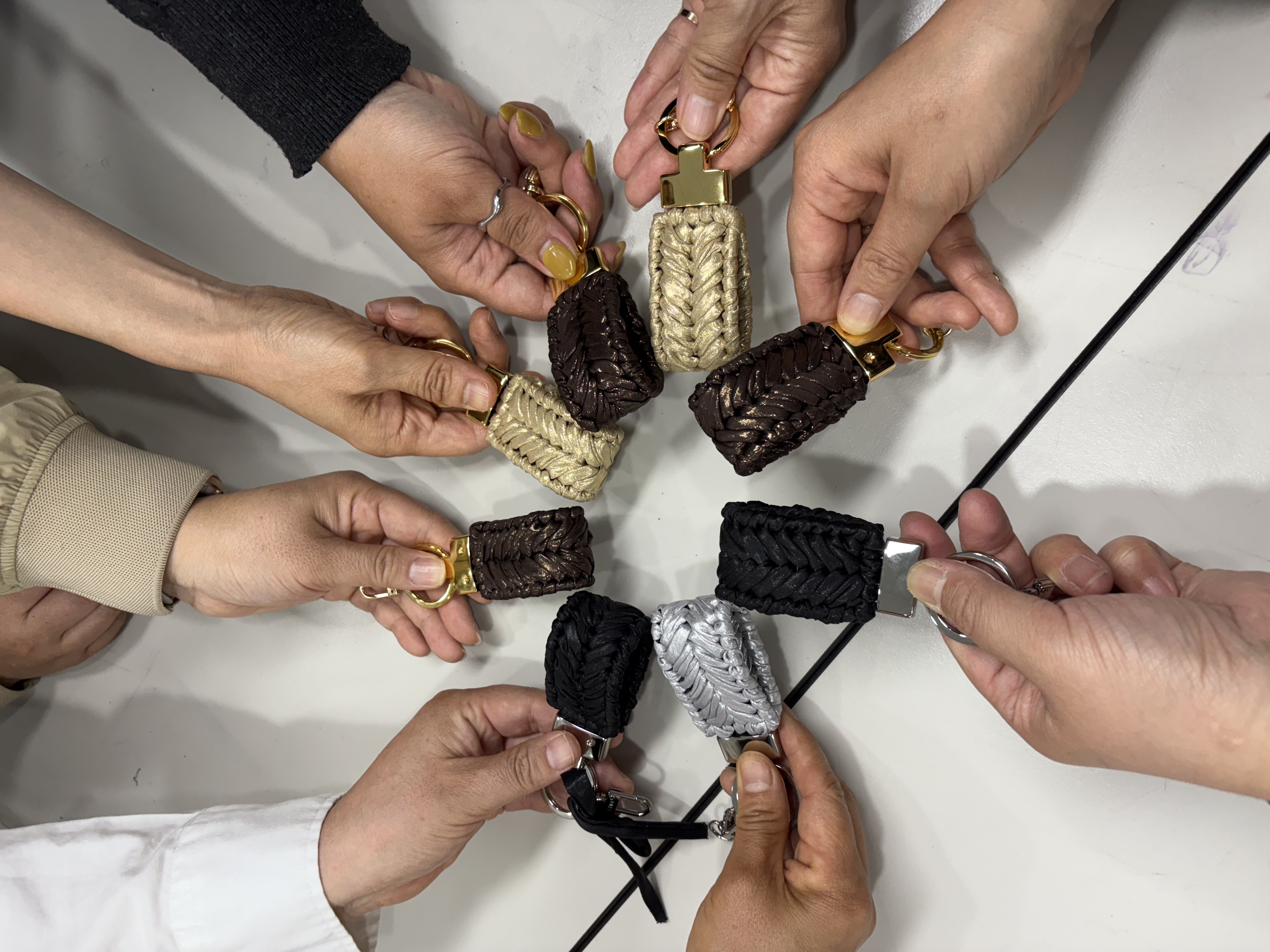 함성중 학부모와 함께하는 감성 공예 시간, 따뜻한 손길로 행복을 채우다 - 관련이미지2