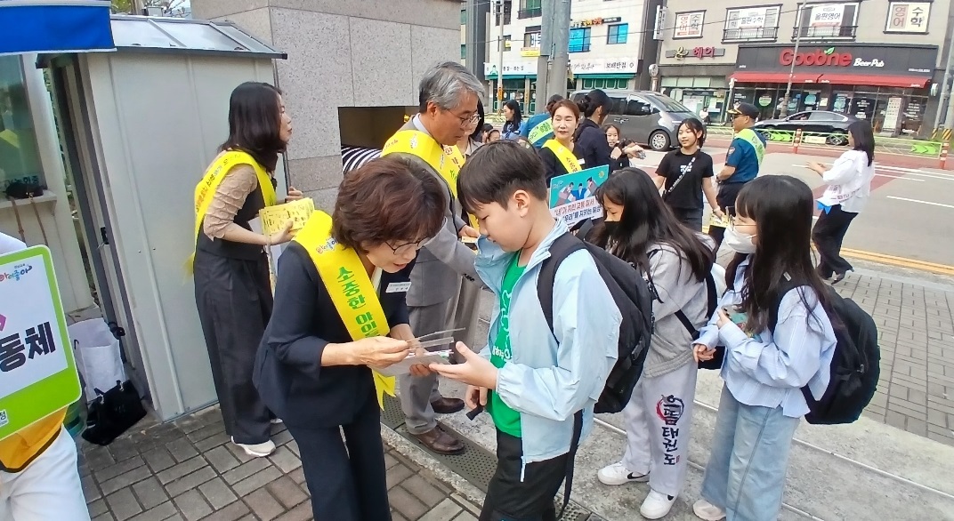 김해교육지원청, 9월 관계기관 합동 교통안전 연합캠페인 실시 - 관련이미지1