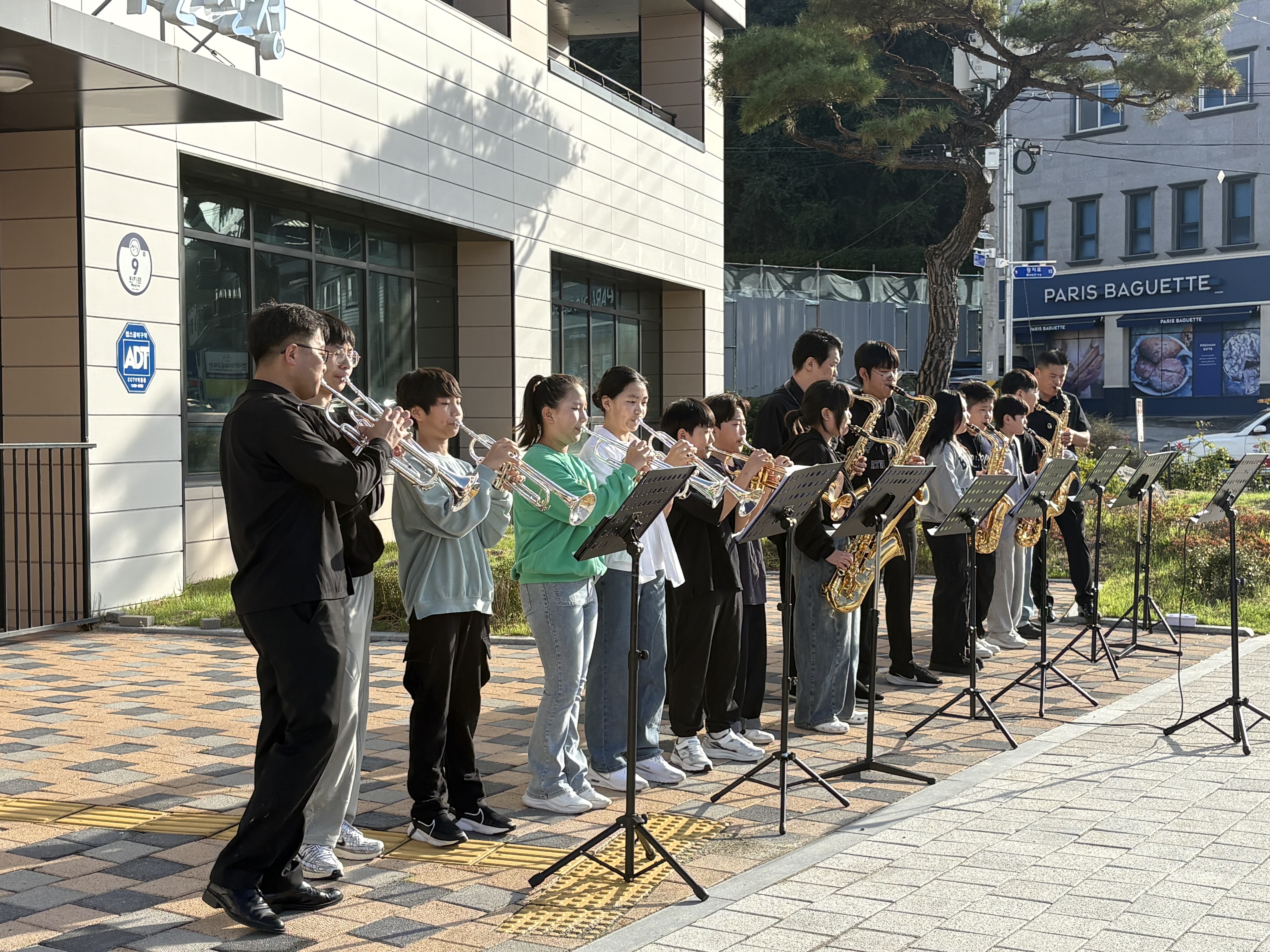 가을의 선율로 물든 신안, 관악부 학생들의 따뜻한 거리 공연 - 관련이미지2