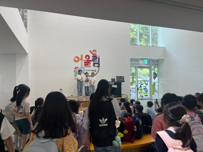 반송초, 학생자치회 주관 교내 버스킹 무대 실시 - 관련이미지1