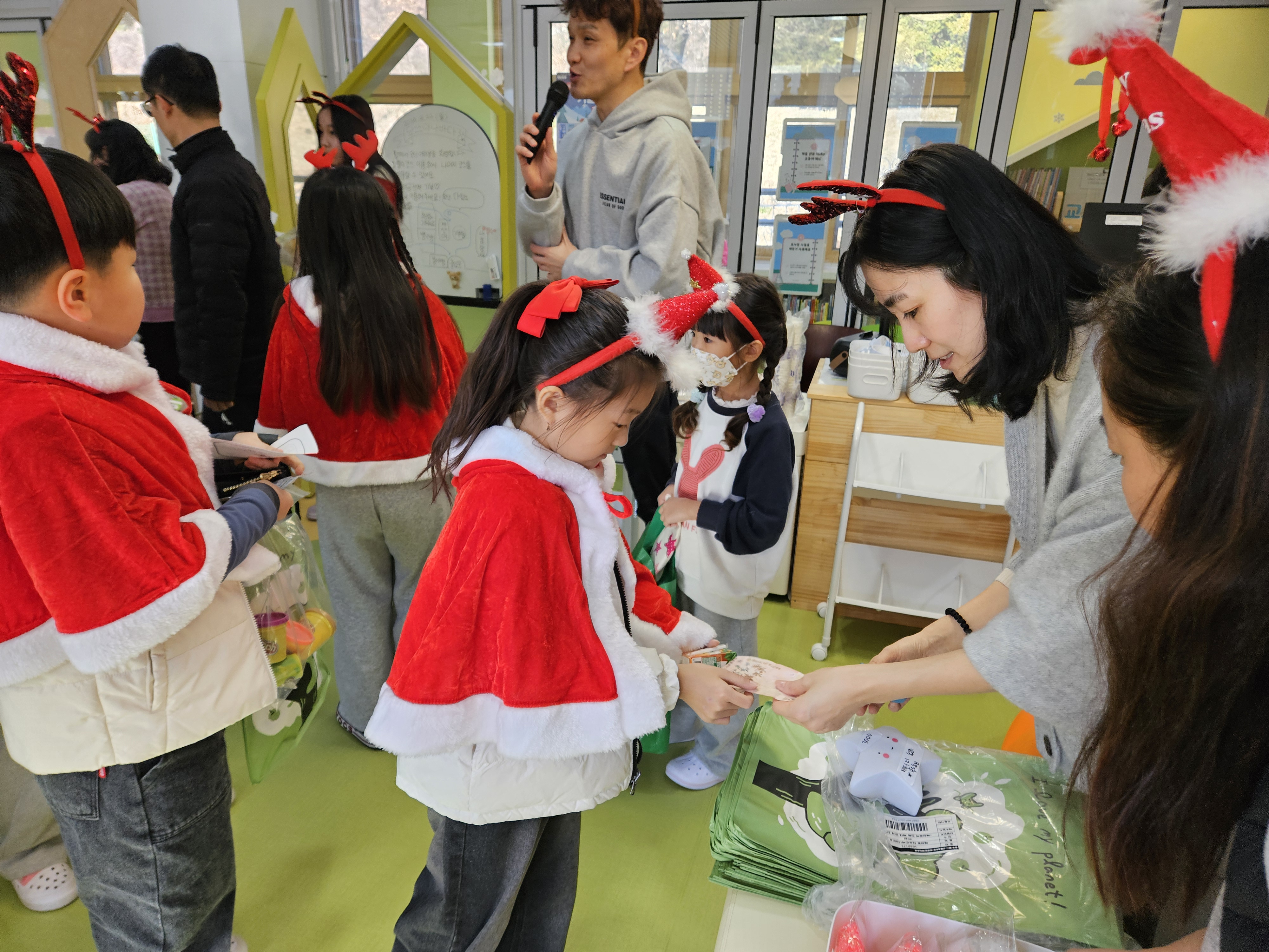 묘산초 ‘아나바다 나눔장터’ 열어 - 관련이미지3