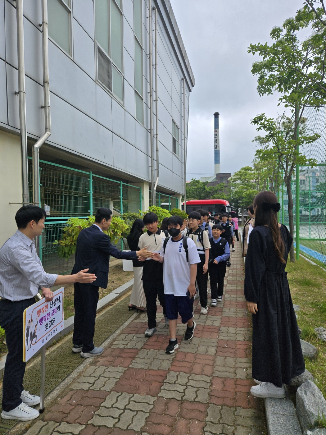 충무중학교, 스승의날 맞이 프리허그 행사 가져 - 관련이미지3