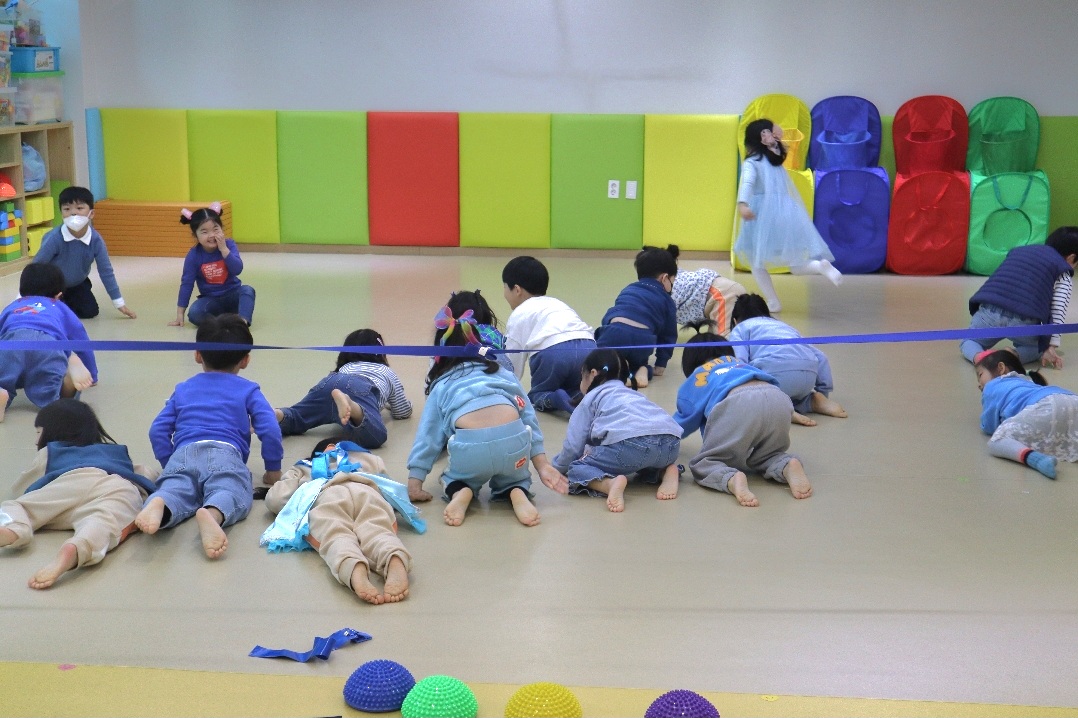 파란색 아이템 착용 후 놀이.jpg