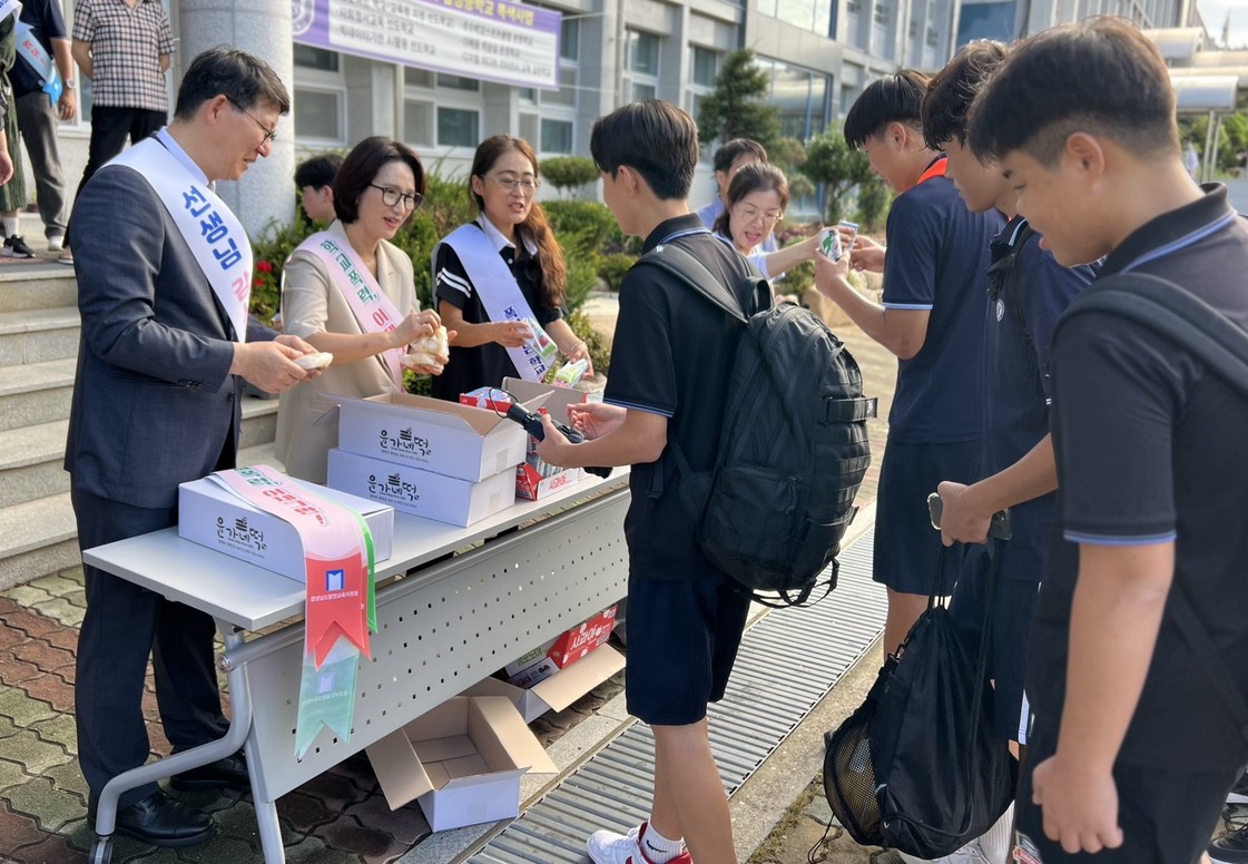 밀양교육지원청, 행복한 아침맞이 연계“아침애(愛)허그” 운영 - 관련이미지2