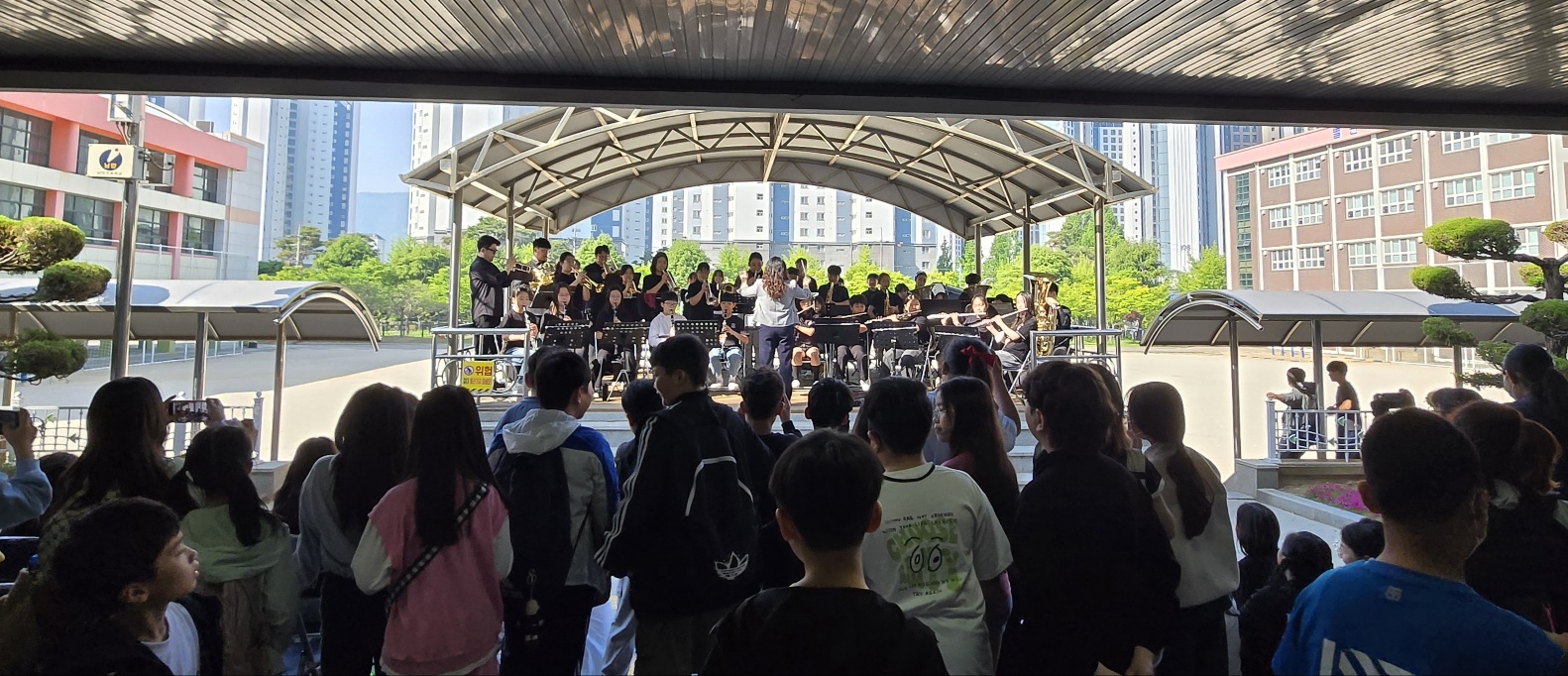 남양초, 감사의 마음을 전하는 '등굣길 음악회' 실시 - 관련이미지2