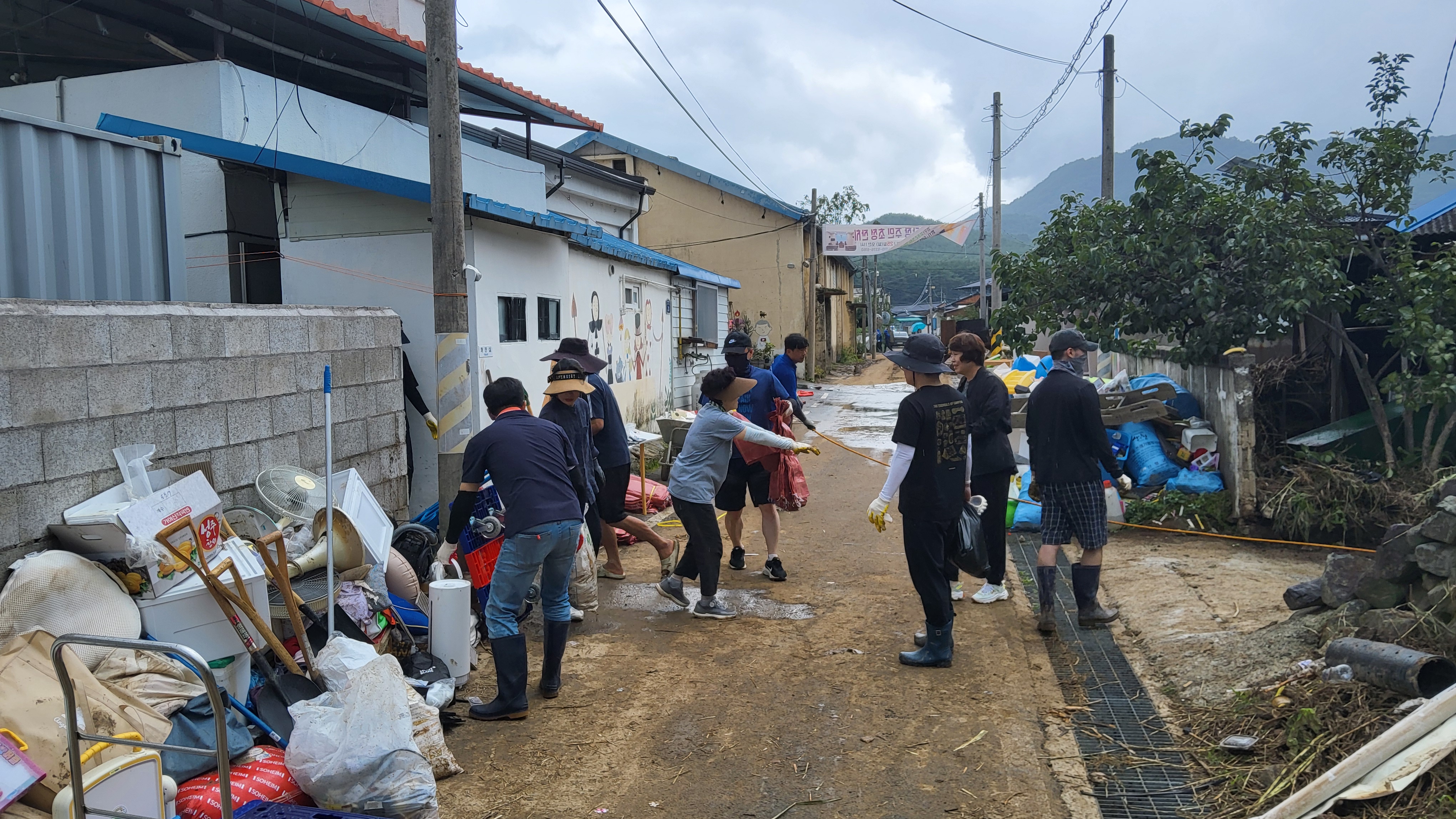 “산청교육지원청, 폭우 피해 학생 가정 지원 봉사활동 실시” - 관련이미지3