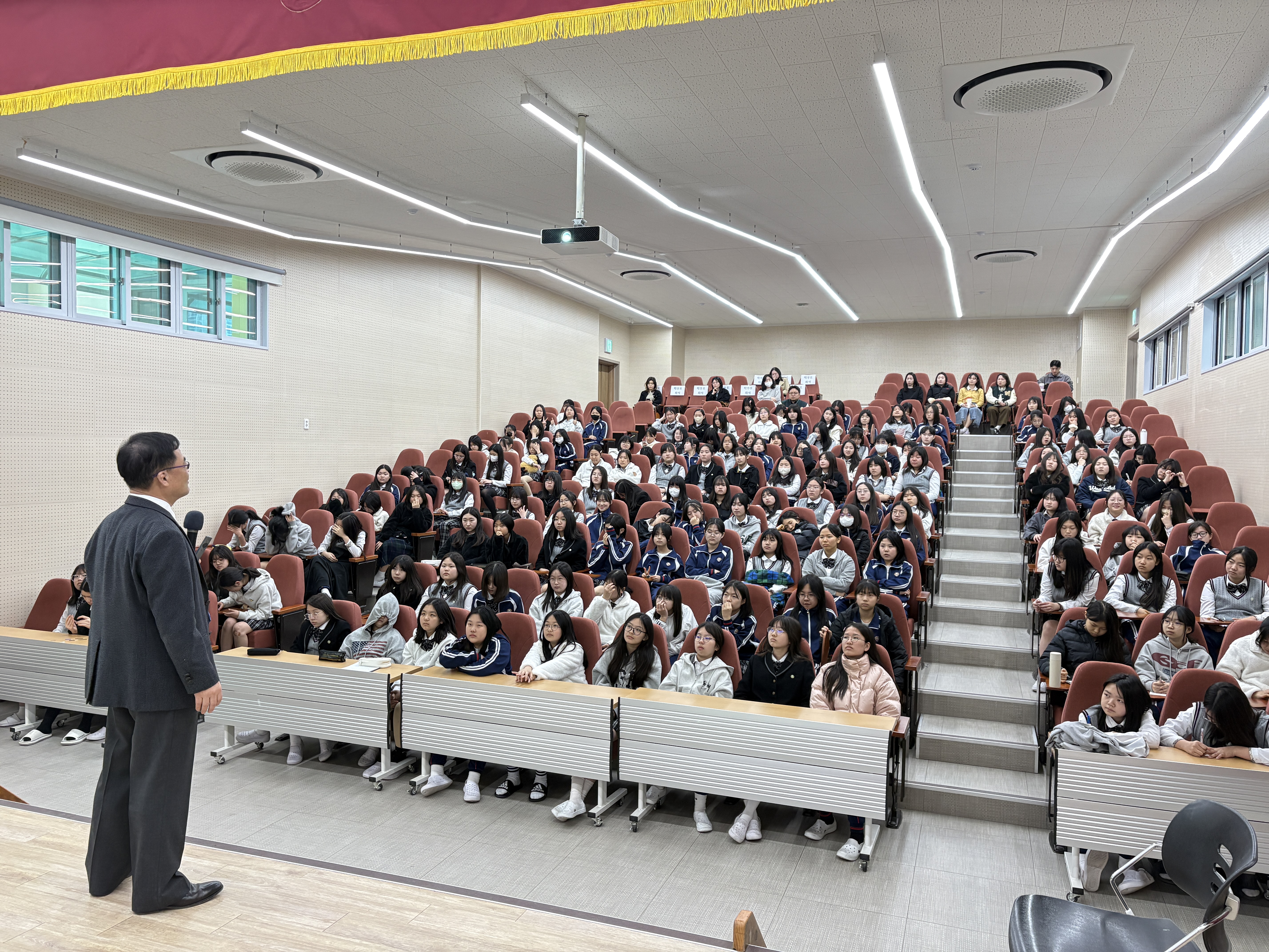 학생 주도 토론으로 미래역량 키운다… 마산무학여중, 제8회 디베이트 특강 운영 - 관련이미지1
