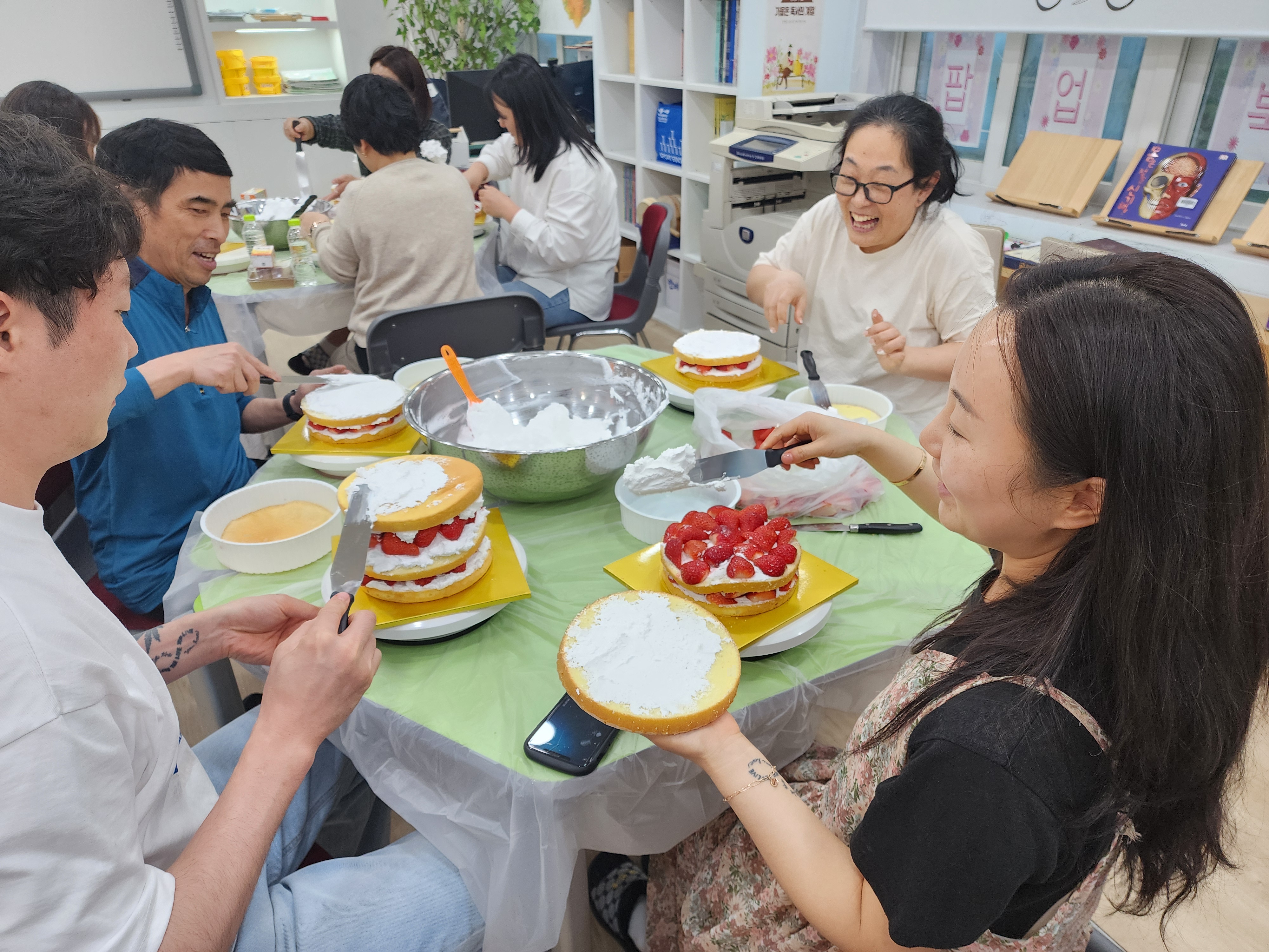 화개초·왕성분교 학부모, ‘달콤한 연대’…3단 딸기 케이크로 공동교육 실현 - 관련이미지2