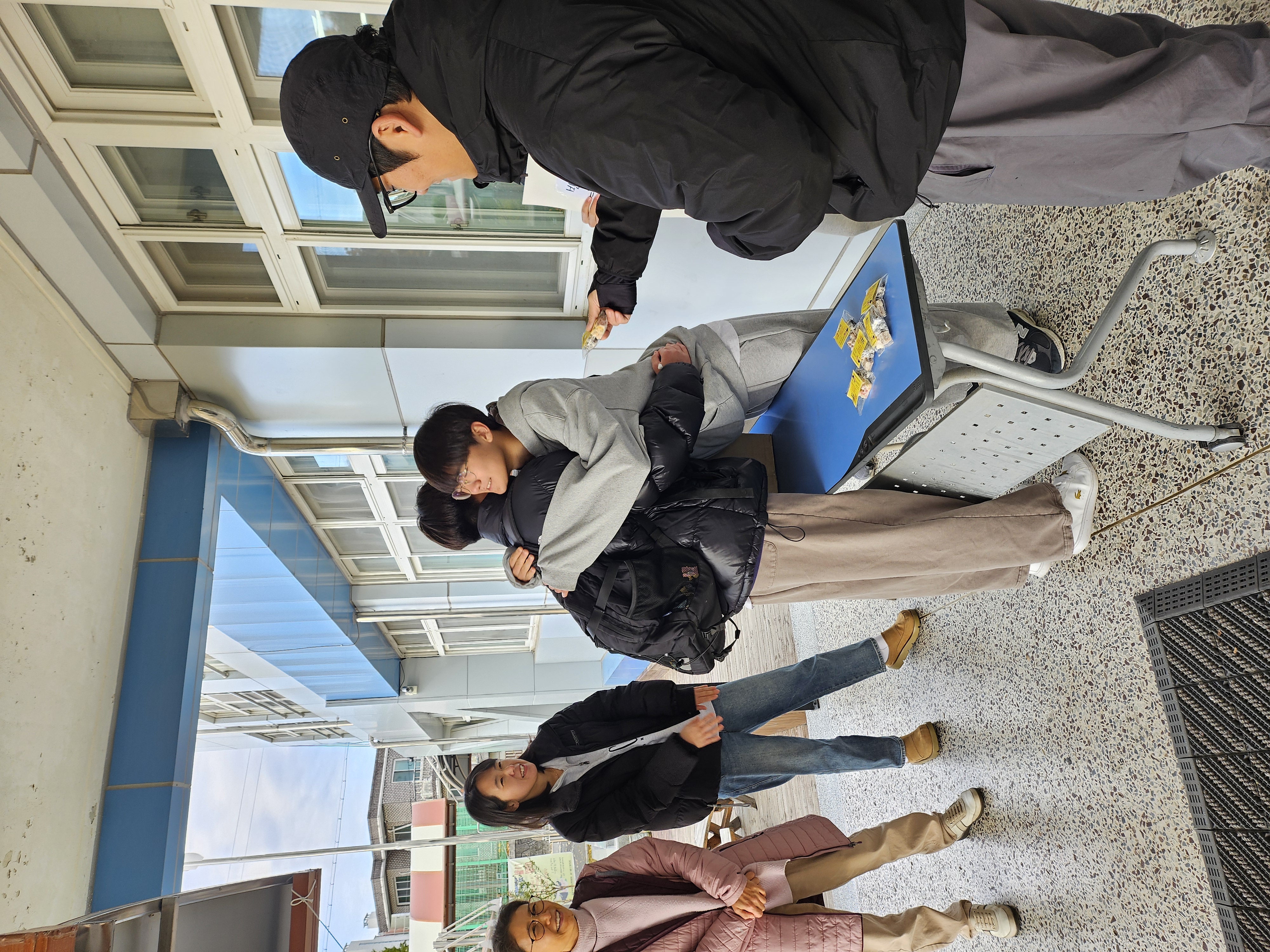 샛별중, 학생의 날 맞아 학부모회와 함께 따뜻한 ‘아침맞이 행사’ 진행 - 관련이미지2