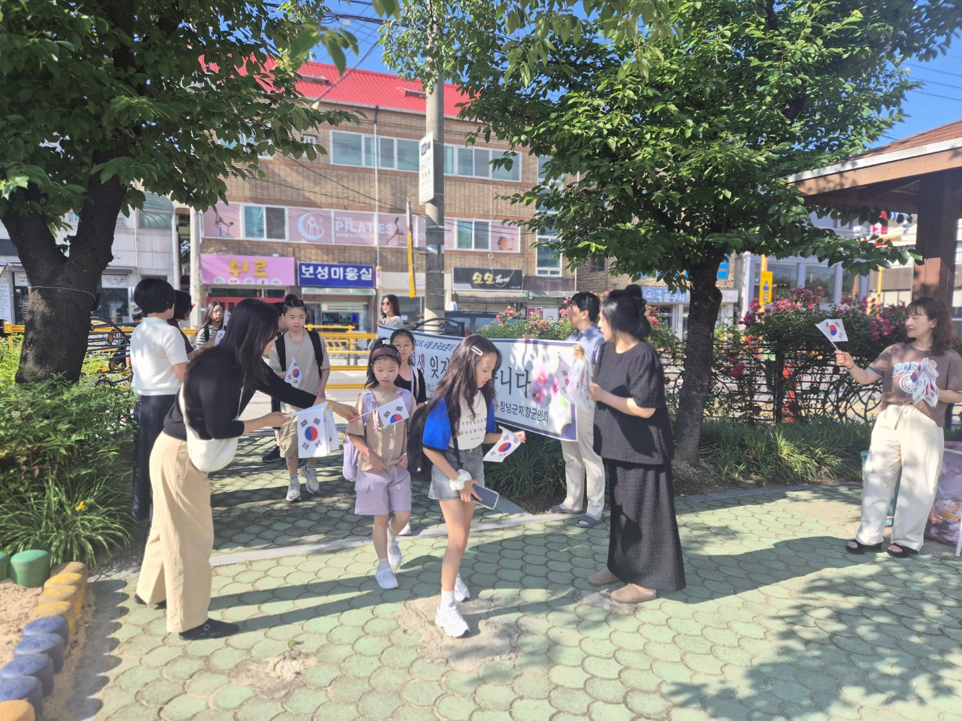 명덕초, 학부모 학교참여로 빛난‘호국보훈의 달’아침맞이 - 관련이미지2