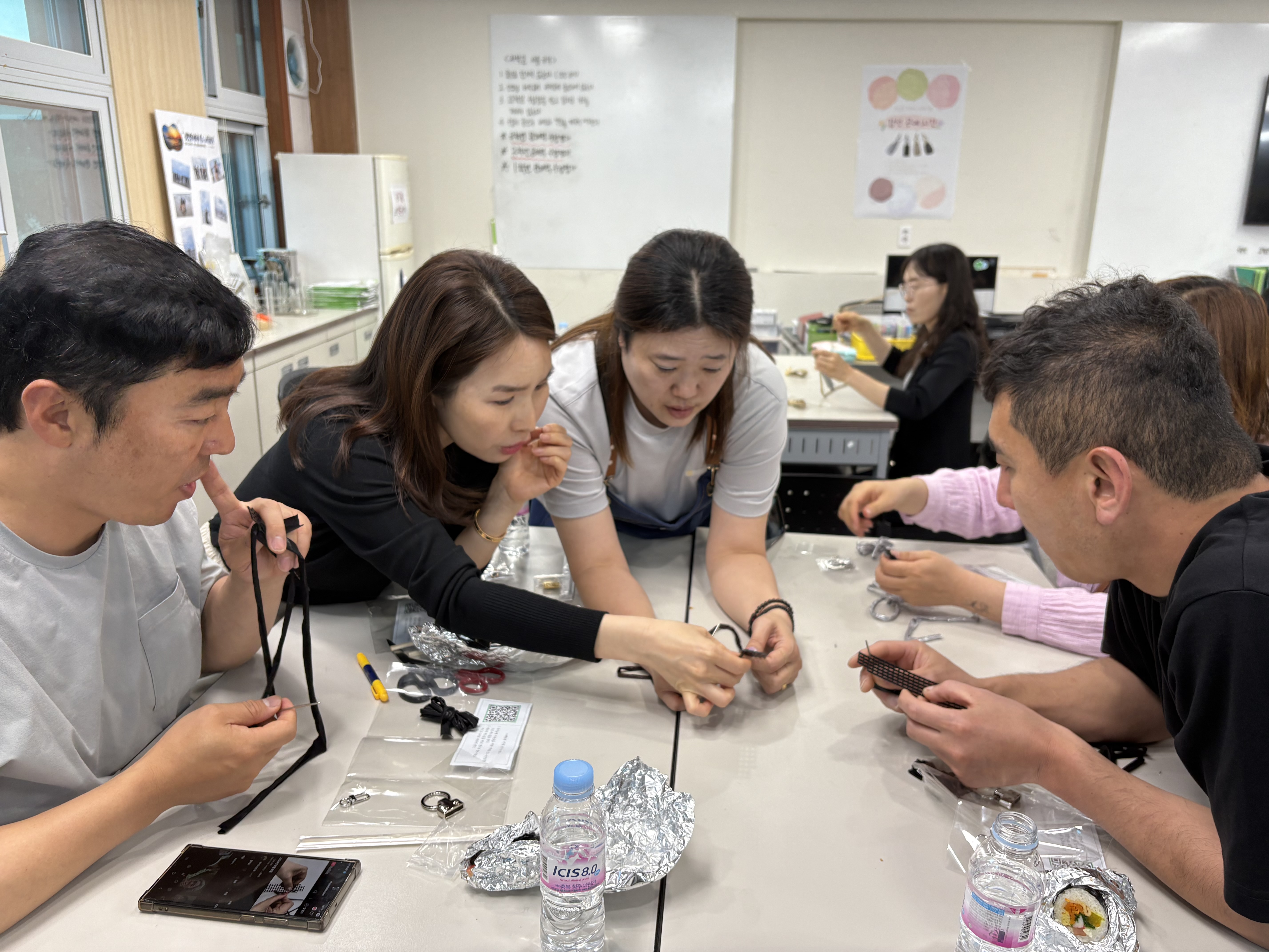 함성중 학부모와 함께하는 감성 공예 시간, 따뜻한 손길로 행복을 채우다 - 관련이미지1