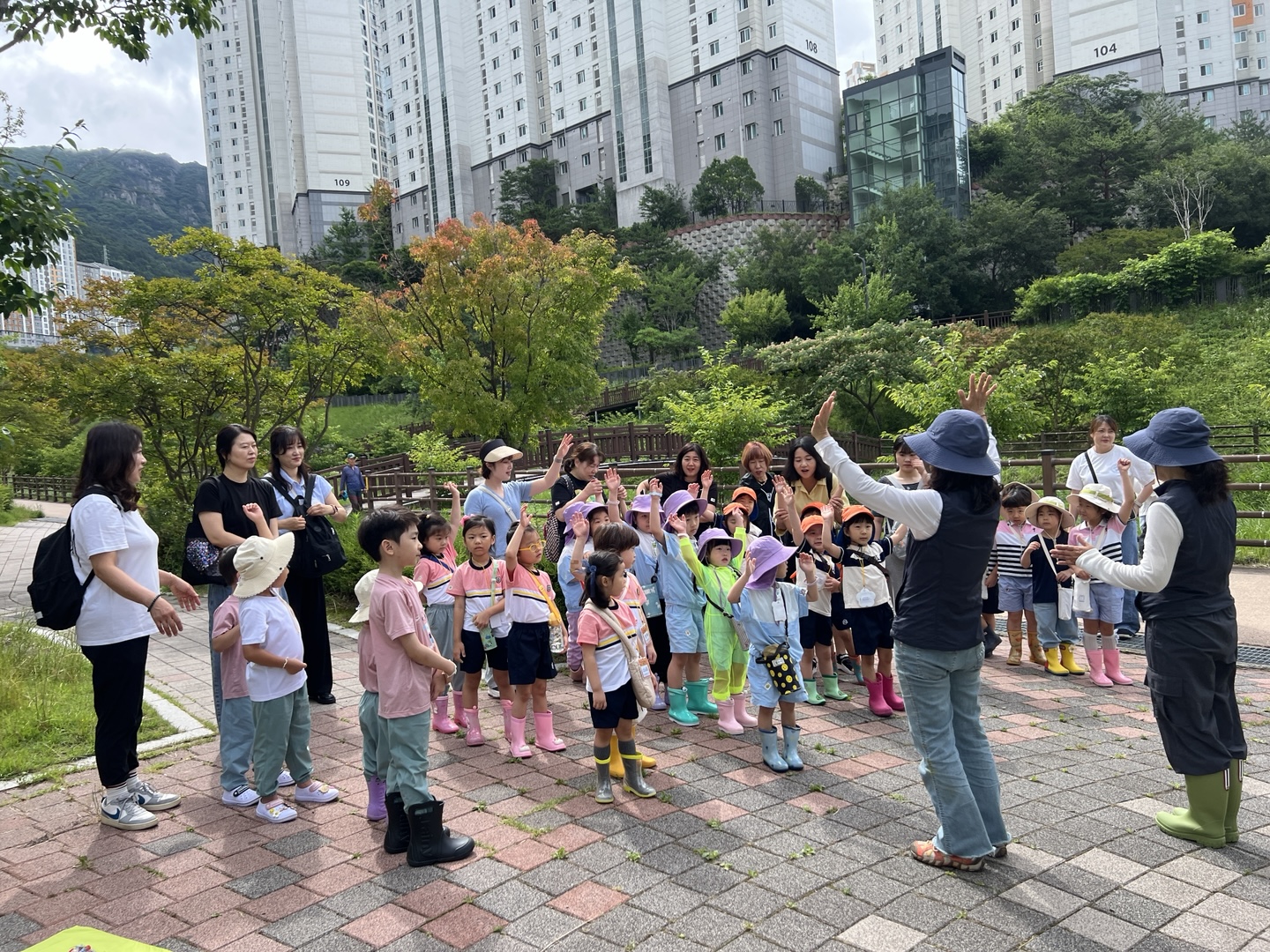 진해냉천초등학교병설유치원, 인근 유치원과 함께하는 ‘신이천 냇가 생태 체험’ 실시 - 관련이미지3