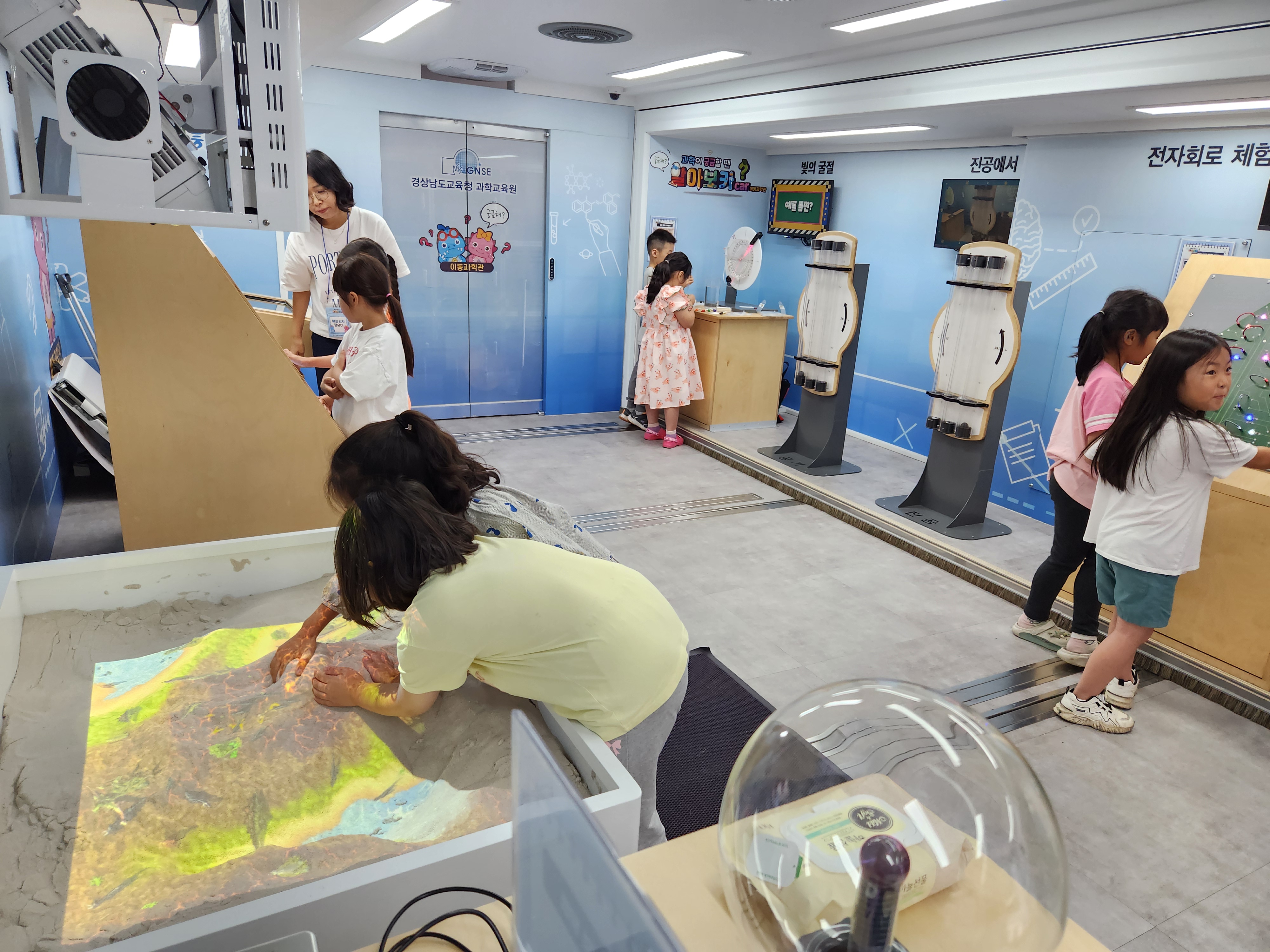 경남과학교육원 이동과학관 ‘과학체험 첨병 역할’ 톡톡 - 관련이미지1
