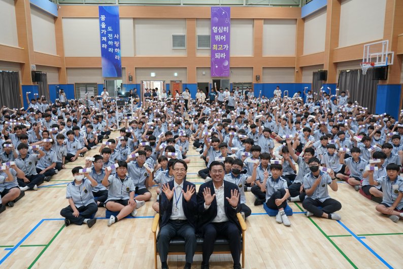 동원중, 최정우 대표와 함께한 행복 아카데미 특강 개최 - 관련이미지1
