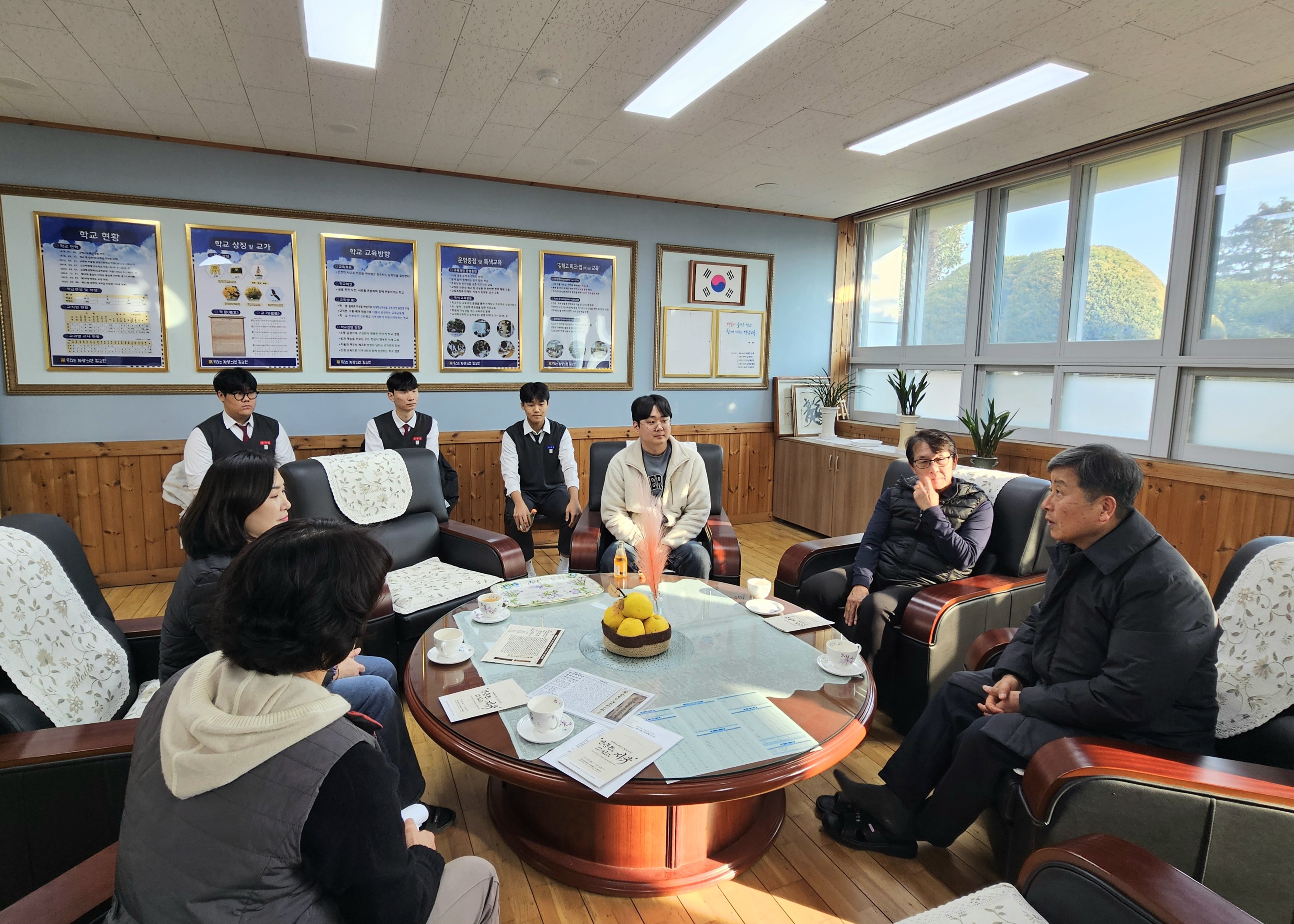 김해고, 안중근 의사 유묵 서각 작품 기증받아 - 관련이미지2