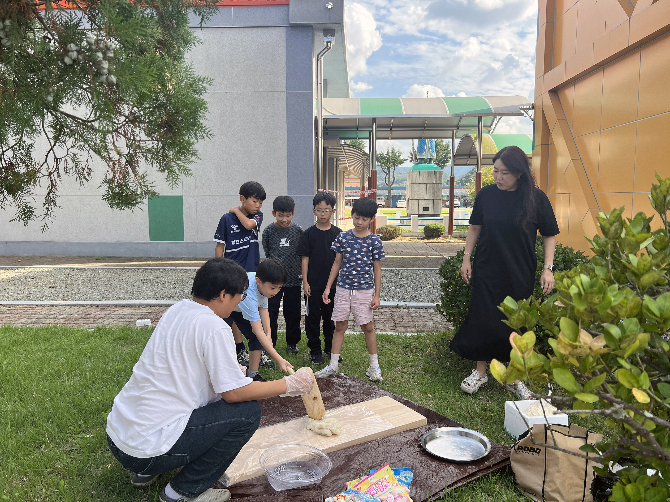 대양초등학교, 추석 맞이 늘봄(방과후)학교 교육활동 인절미 만들기 체험 실시 - 관련이미지1