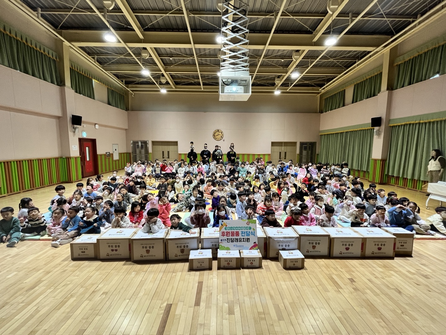 창원진달래유치원, 우리가 함께 그린(Green) 프리마켓 수익금 ‘창원시아동보호전문기관’후원 물품 전달식 개최 - 관련이미지2