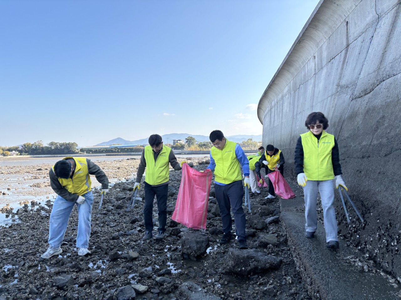 남해교육지원청 청렴봉사단, 환경정화 봉사활동 펼쳐 - 관련이미지1