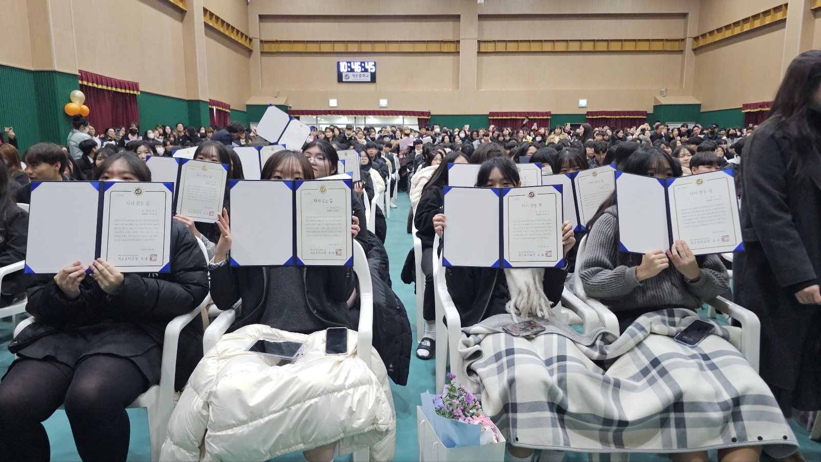 개운중 효암고, 선생님 마음 담은 졸업장 화제     - 개운중, “쓰러진 그곳에서 일어나 다시 걷는 것이 인생”     - 효암고, “가장 ‘나’답게 푸르러져 가는 대학 너머의 삶” - 관련이미지3