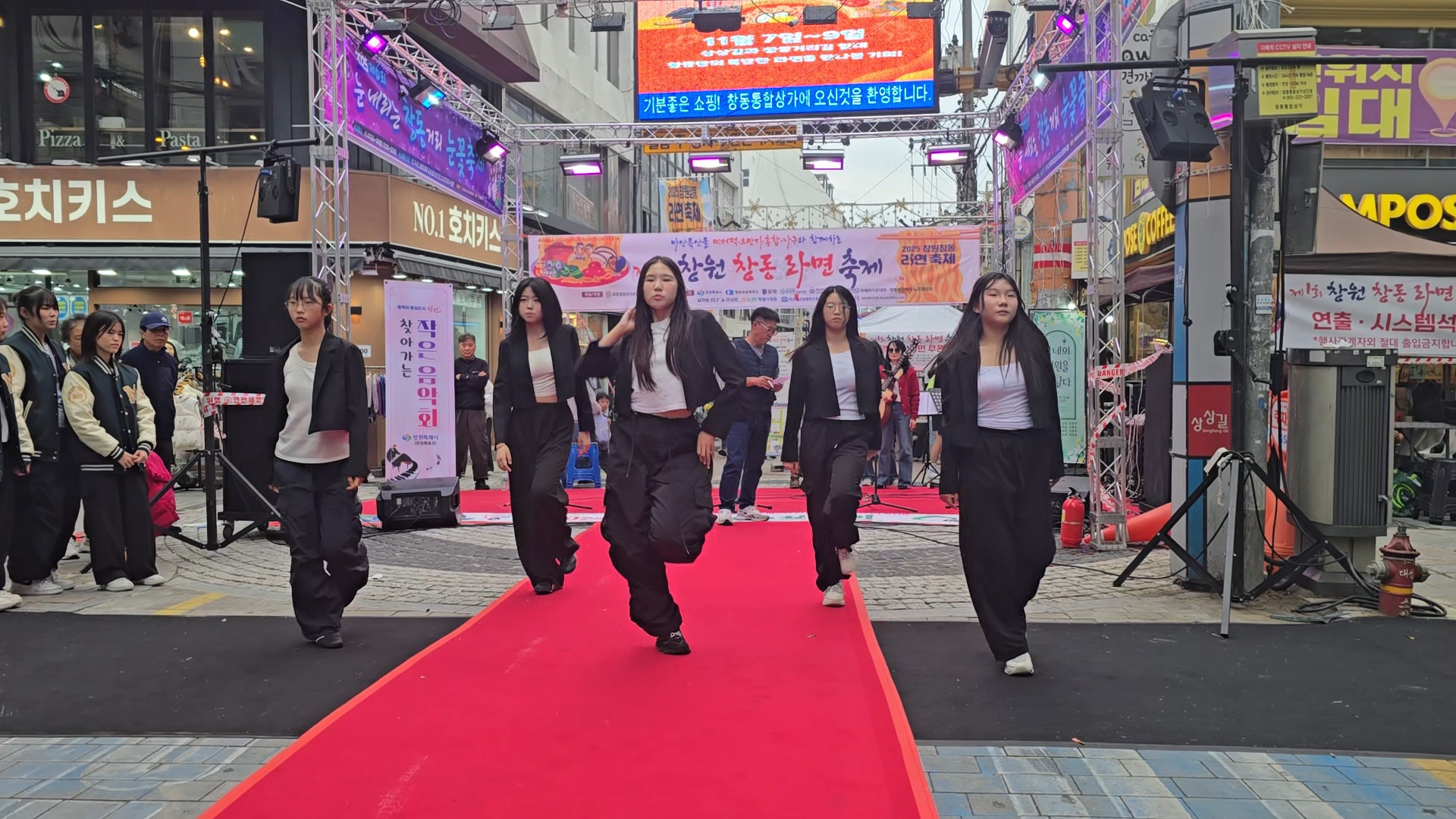 ‘춤으로 전한 열정의 11월’ – 마산무학여중 ‘어도러블’, 지역 무대 3회 공연으로 빛나다 - 관련이미지4