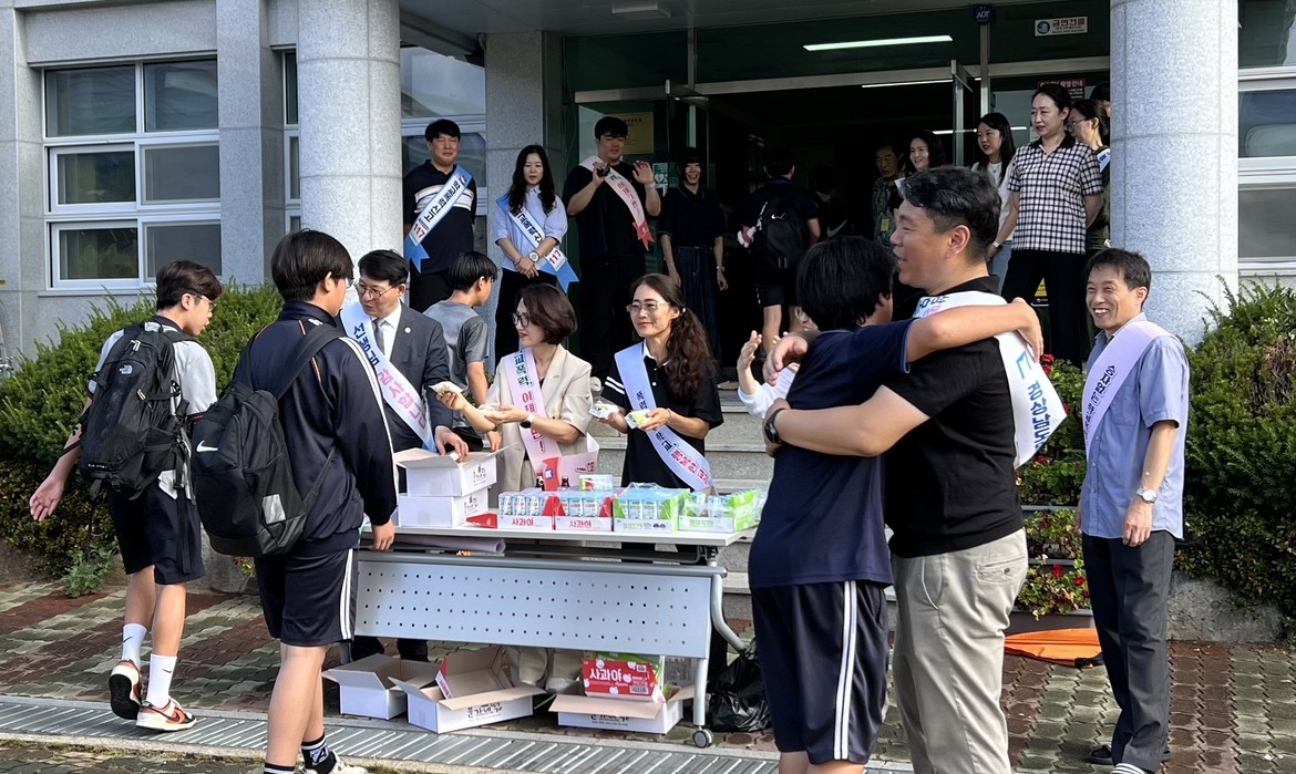 밀양교육지원청, 행복한 아침맞이 연계“아침애(愛)허그” 운영 - 관련이미지1