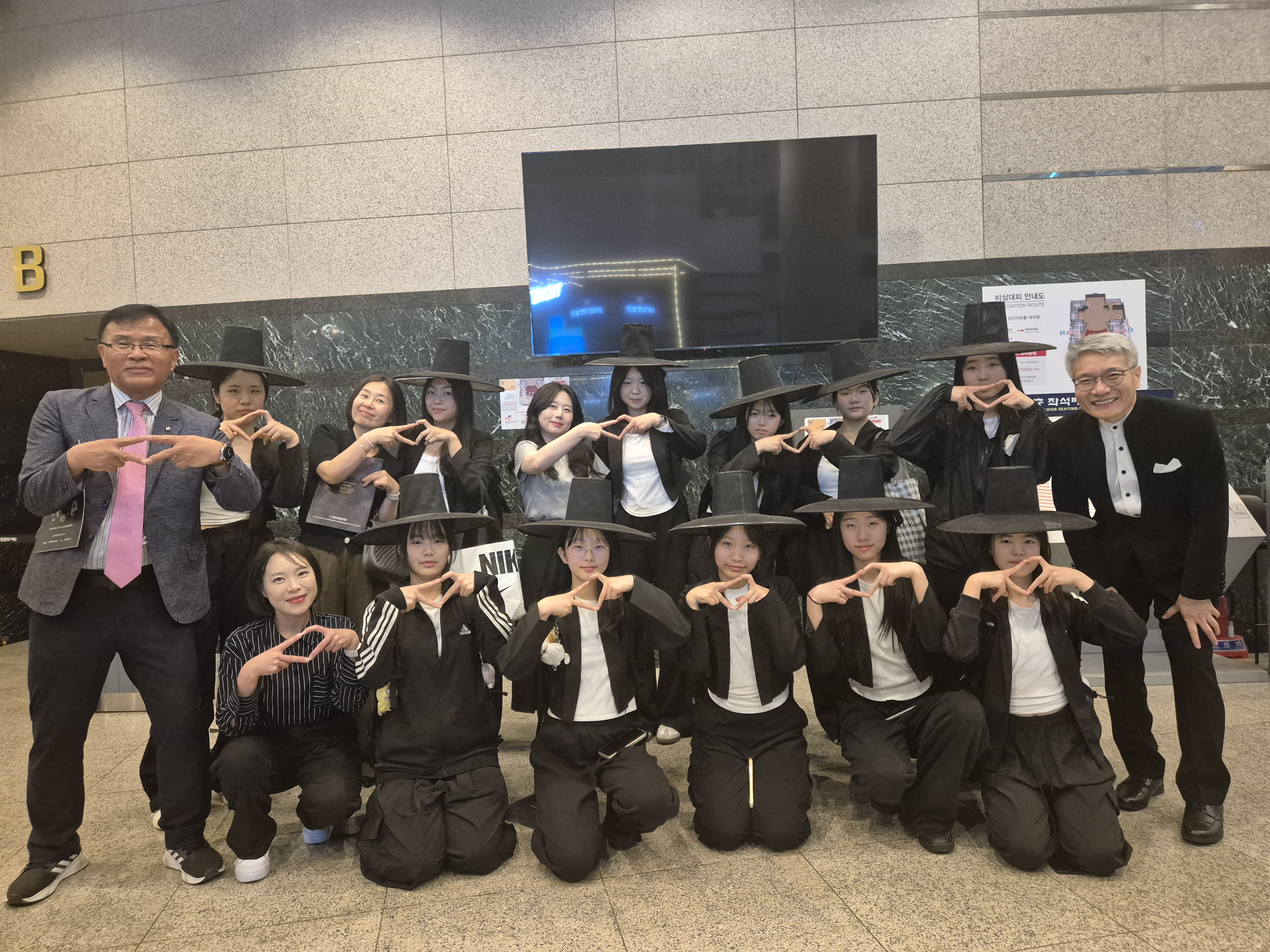 마산무학여중 댄스부 어도러블, 2026. 스승의 날 기념 해설음악회에서 강렬한 무대 선보이다 - 관련이미지3