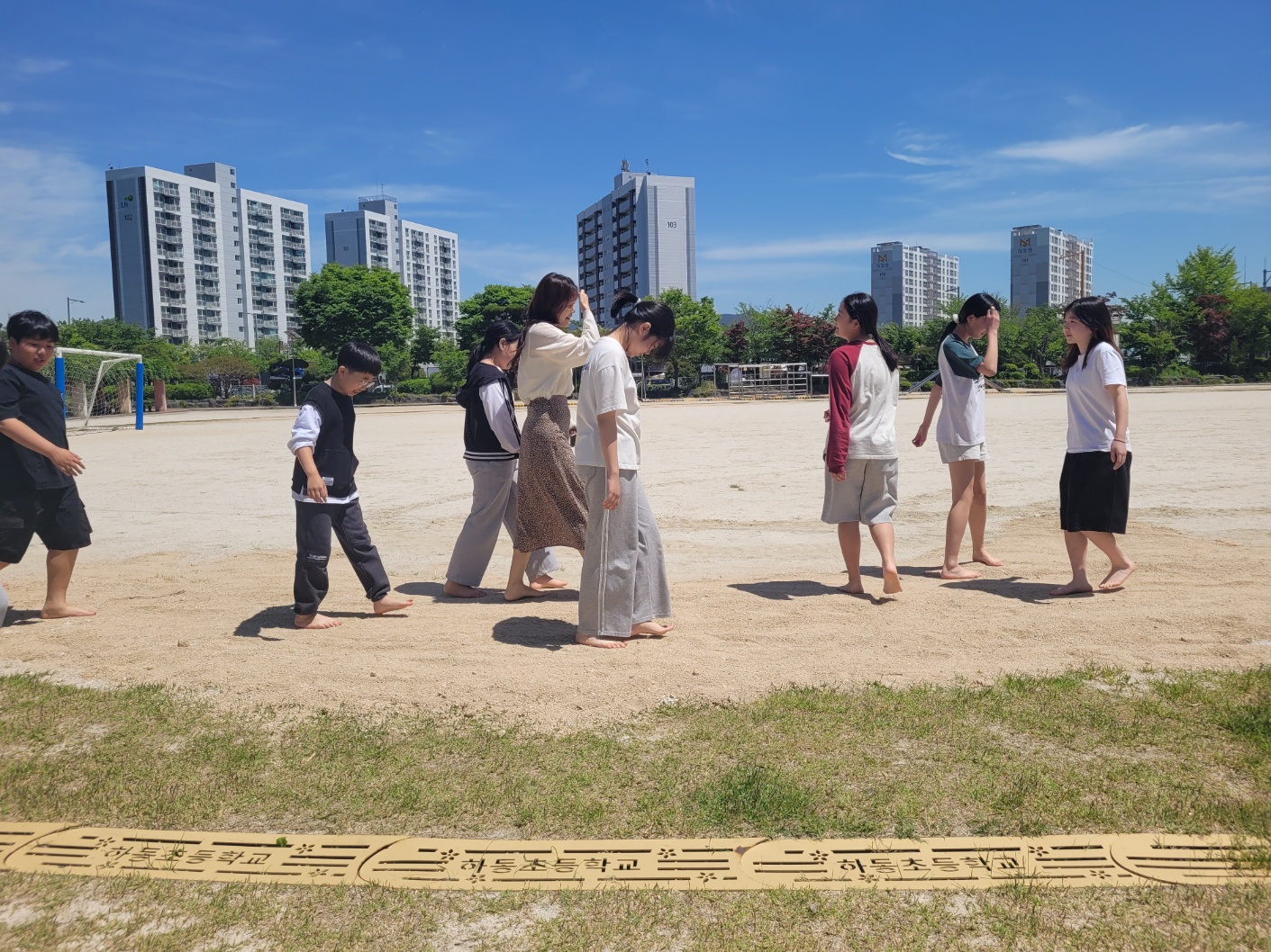 하동초등학교, 지역민과 함께하는 맨발걷기 환경조성 - 관련이미지1