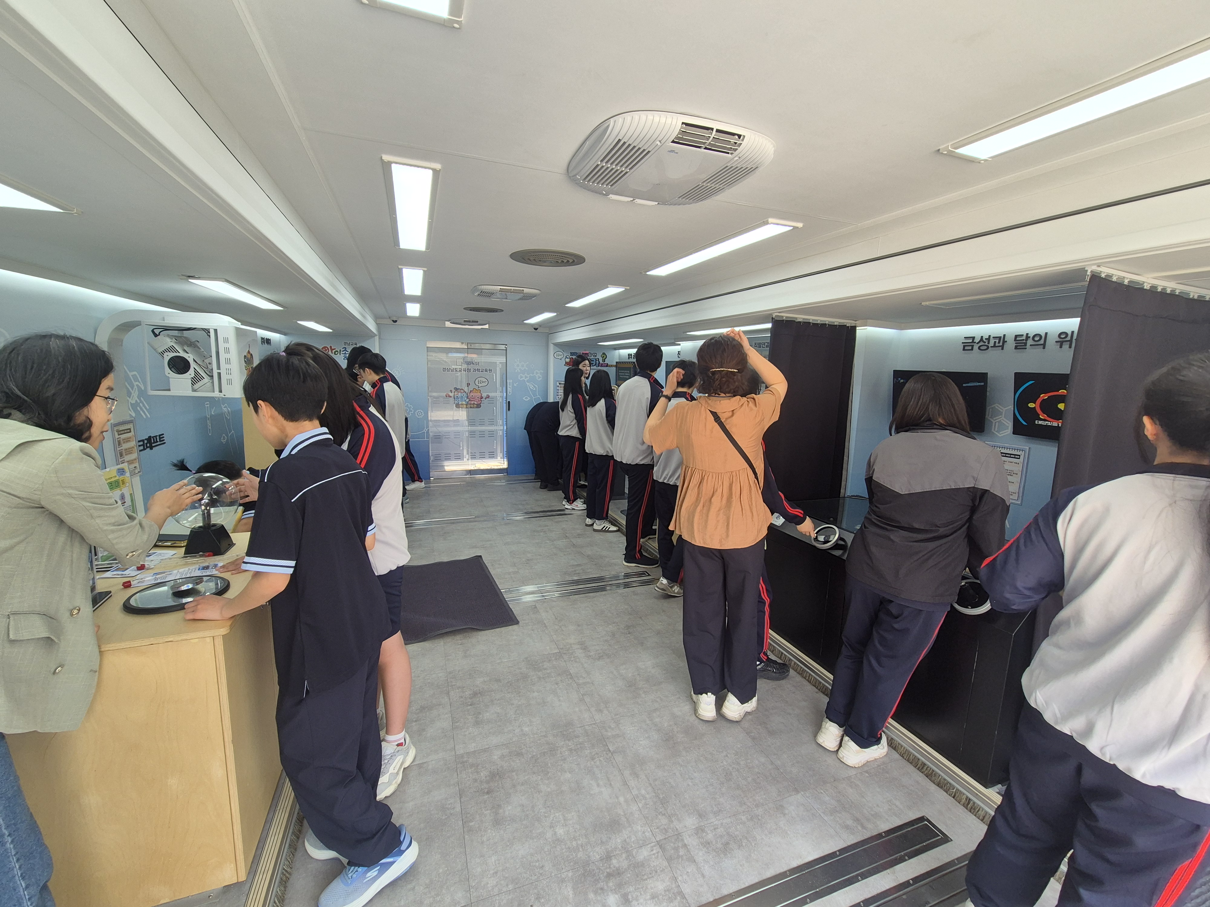 하청중학교, 미래를 여는 ‘이동과학관 알아보카(Car)’ 체험교실 성황 - 관련이미지1
