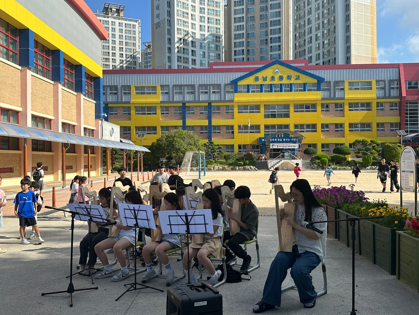 용남초, 학생예술동아리 등굣길 버스킹 운영  - 관련이미지1