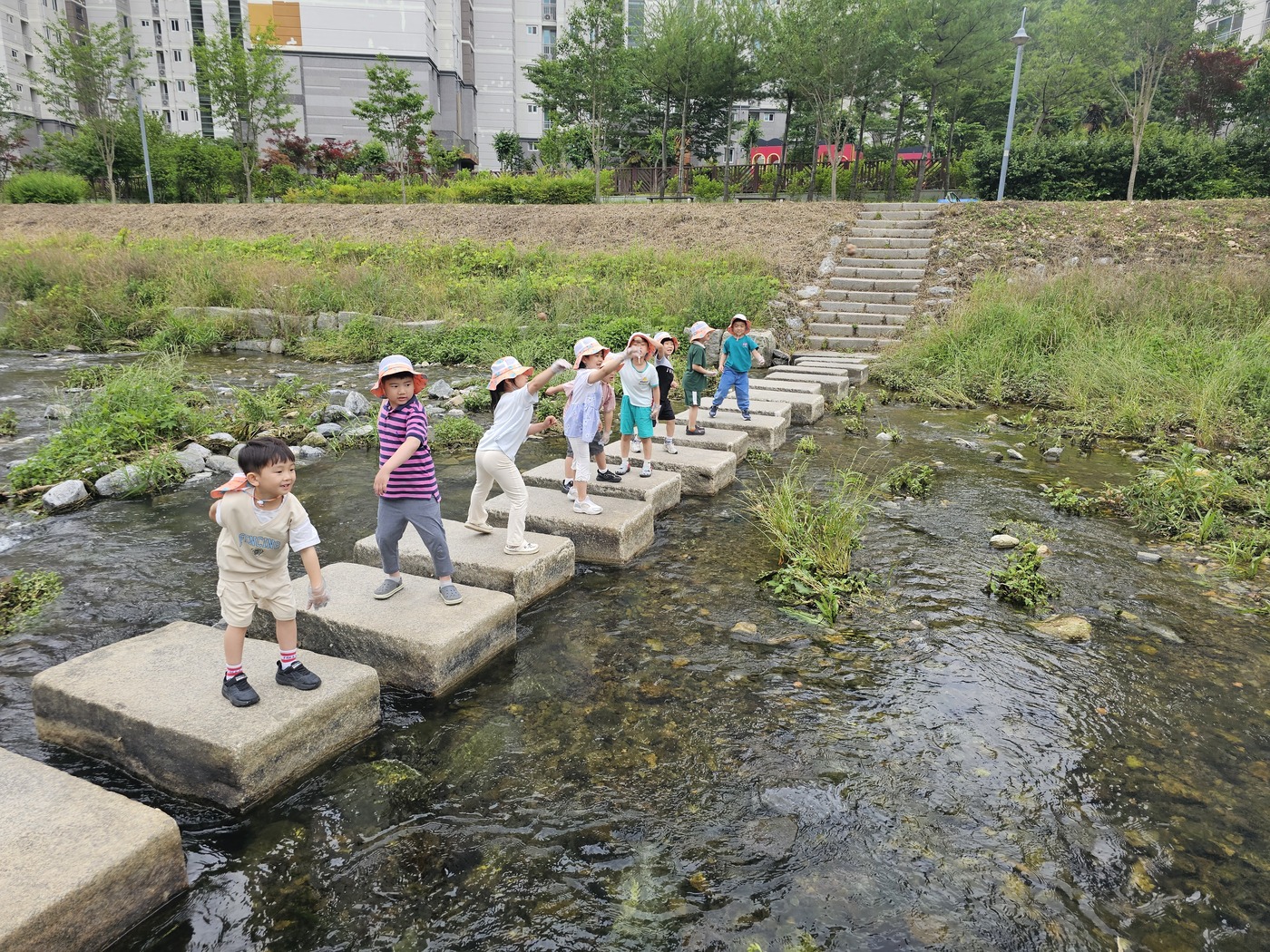 “현동숲유치원 우산천 사랑 캠페인” 실시 - 흙공아 우산천을 부탁해! - 관련이미지1