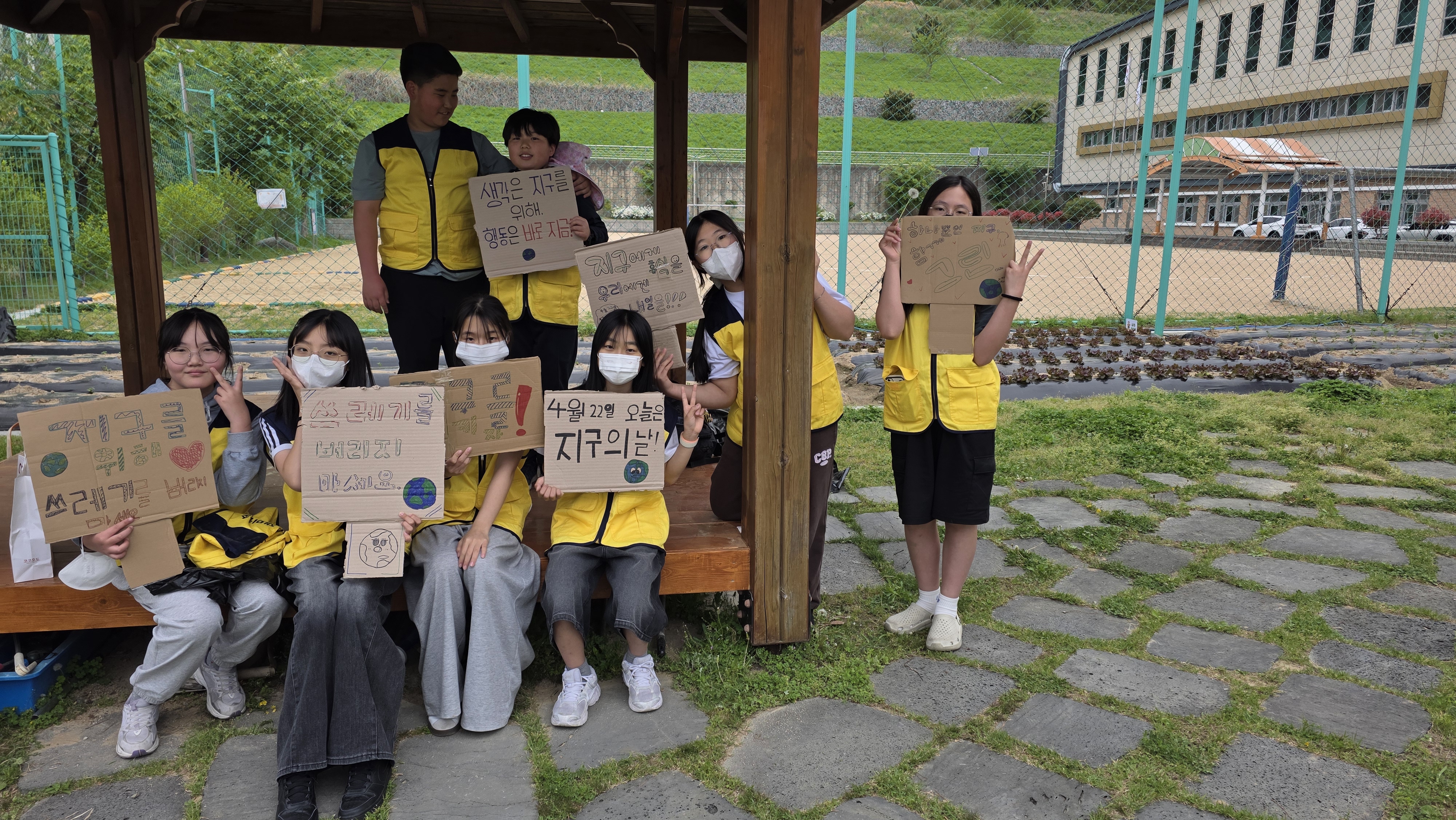 지구를 위한 작은 실천, 지금 바로 함께해요  - 진해냉천초, 지구의 날 맞이 우리 마을 플로깅 활동 벌여 - - 관련이미지1