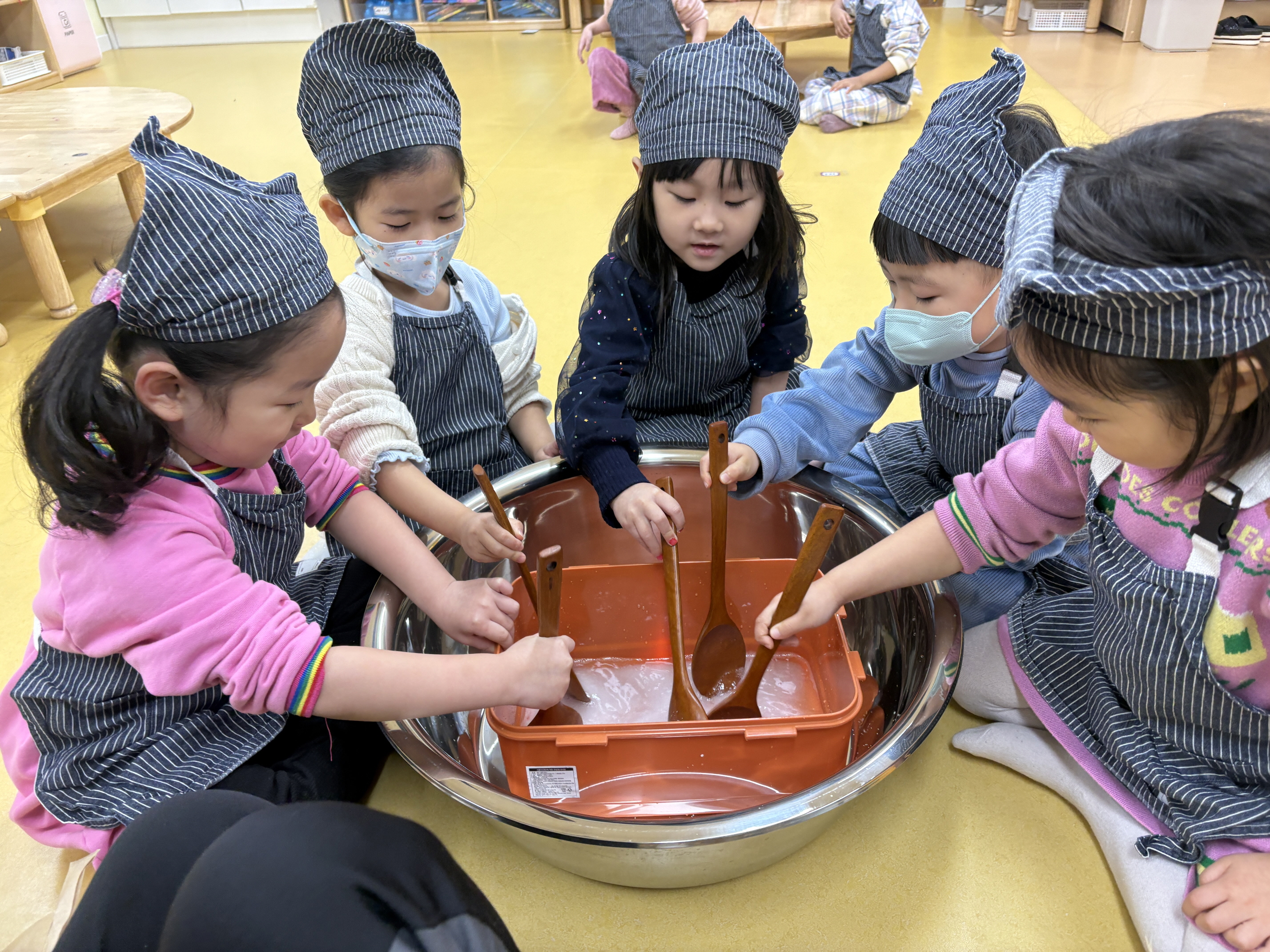 의창초등학교병설유치원, 전통 식문화 체험으로 배우는 ‘된장 만들기’ 활동 운영  - 관련이미지1