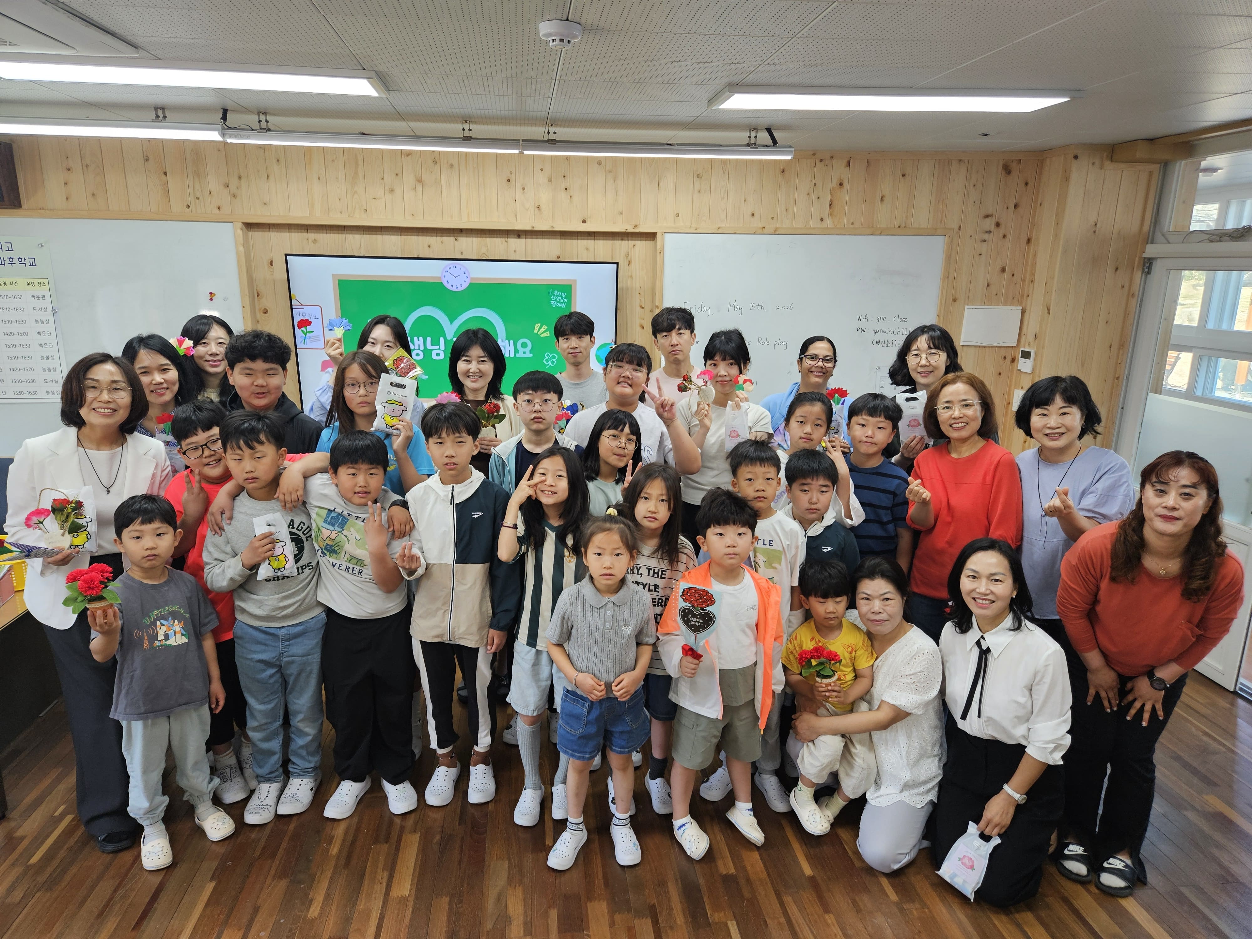 백전초, ”선생님 사랑해요!‶ 따뜻한 스승의 날(학생자치회 주관, 정성 가득한 카네이션 증정 및 감사 인사로 사제 간 정 나눠) - 관련이미지4