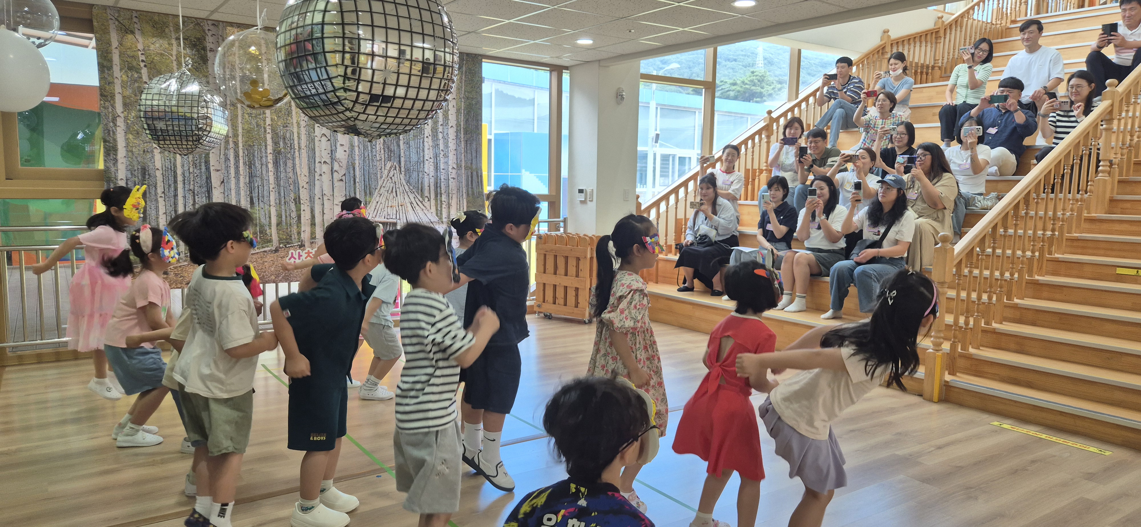 산청유치원 “교육공동체가 함께하는 책 속으로 떠나는 가족여행의 날” - 관련이미지2