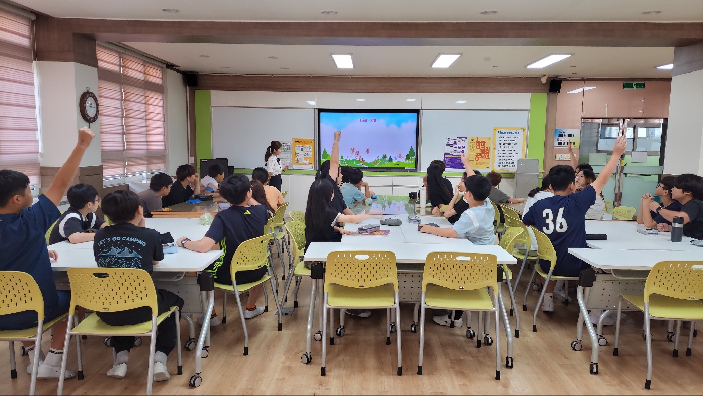 마산도서관, 학교 현장 맞춤형 지원으로 독서 역량 키운다 - 관련이미지1