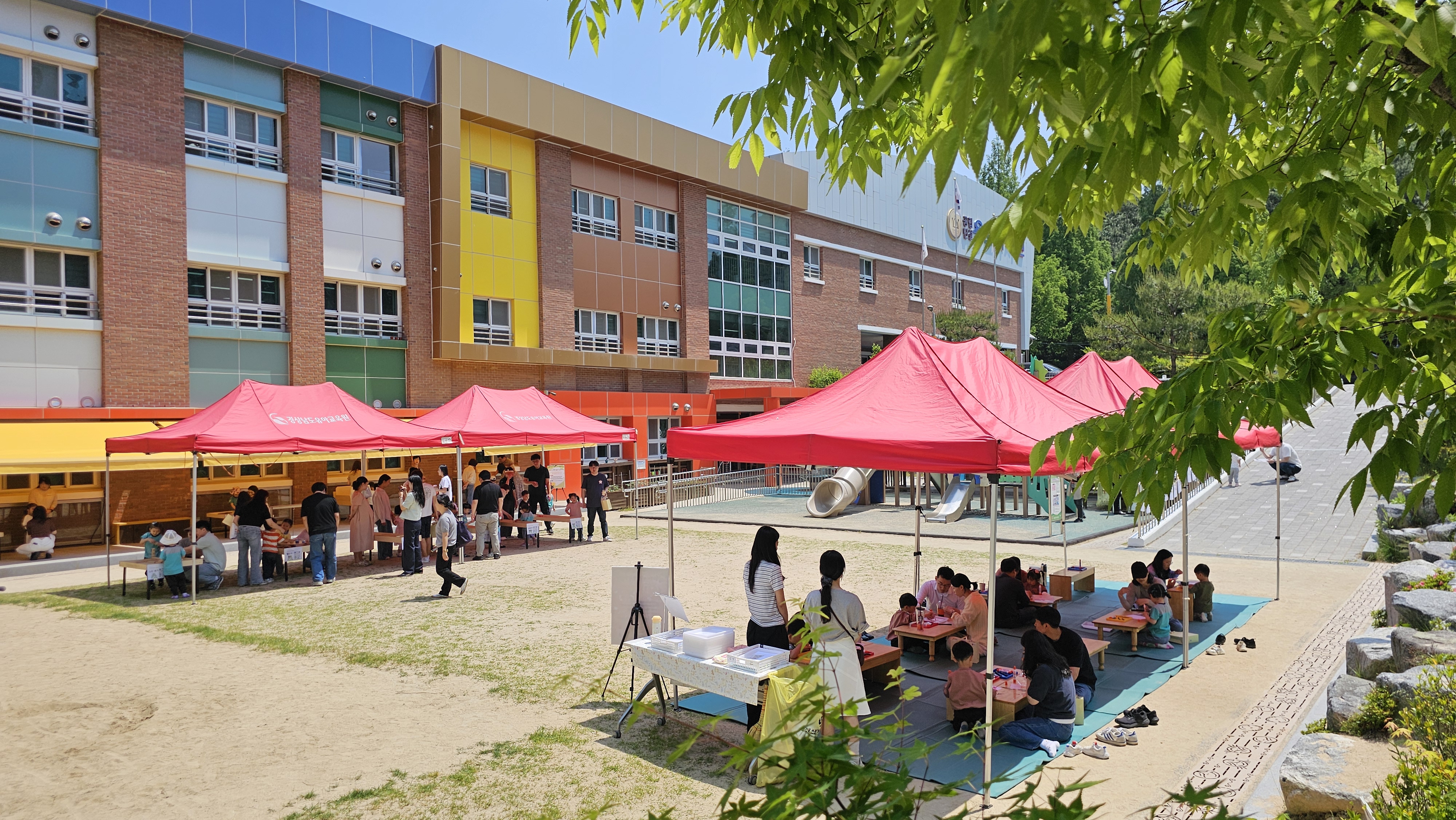 가족과 함께하는 특별한 하루, 봄 향기 가득한 용호유치원에서 가족과 함께하는 봄축제 실시 - 관련이미지1