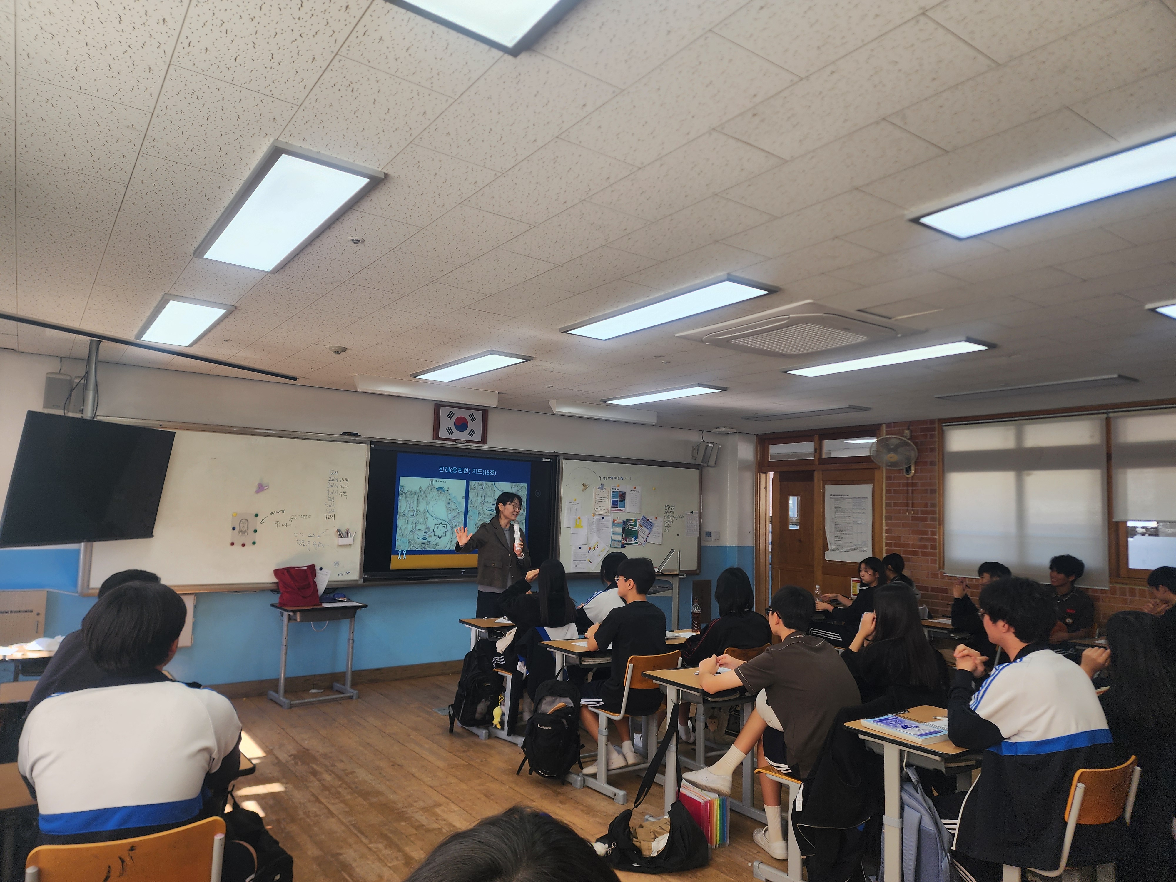 용원중학교, ‘책을 타고 떠나는 우리 진해 여행’ 강연회 열다  - 관련이미지1