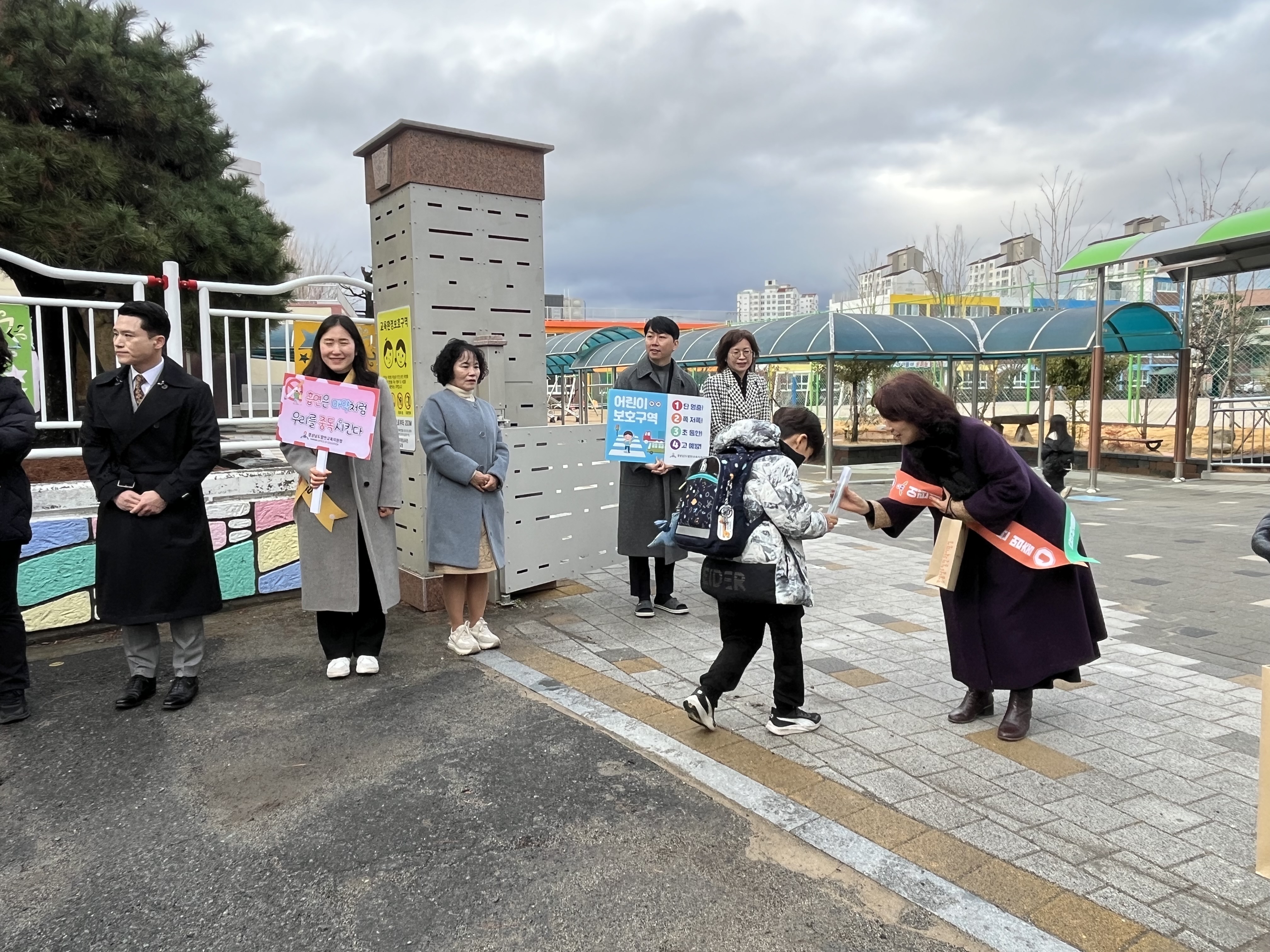 함안교육지원청, 학생 건강과 안전을 위한 교육환경보호 및 교통안전 캠페인 실시 - 관련이미지1