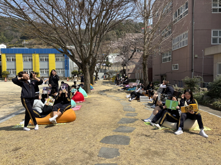 통영여자중학교, 잔디밭 야외도서관 개장 - 관련이미지2