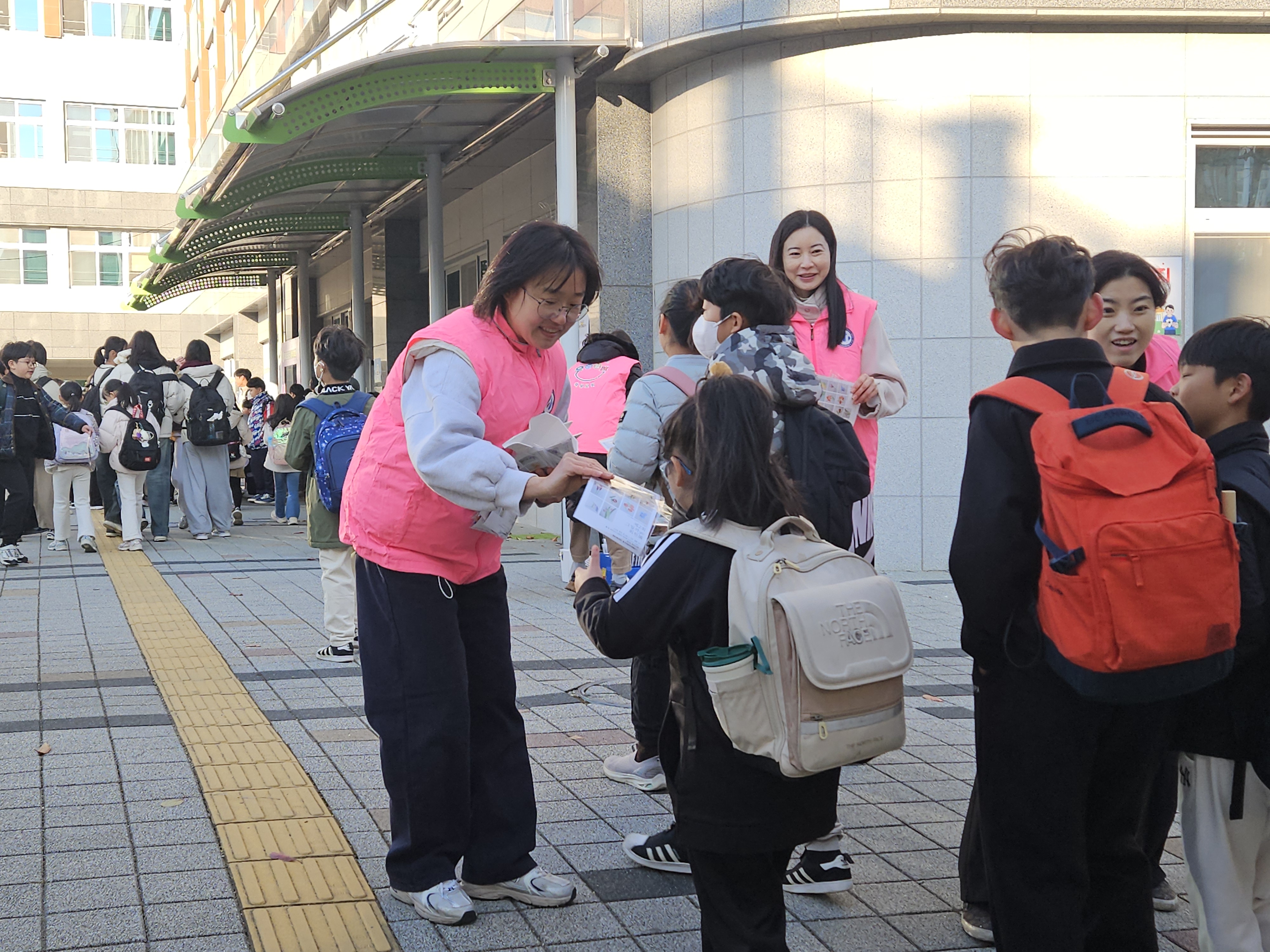 제석초, 학생자치회‧학부모회가 함께한 등굣길 ‘아침맞이 행사’실시 - 관련이미지2