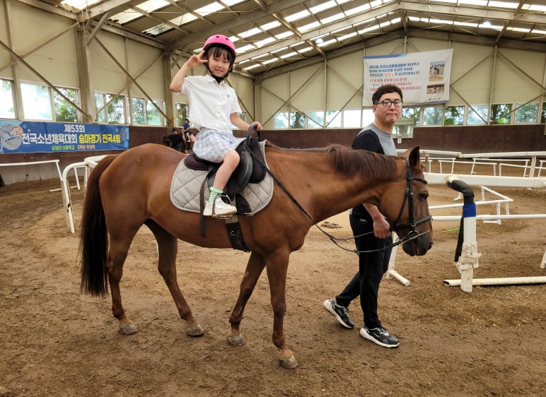 “말과 함께 자라요 ! -유아승마체험으로 몸과 마음이 건강하게 - 관련이미지1
