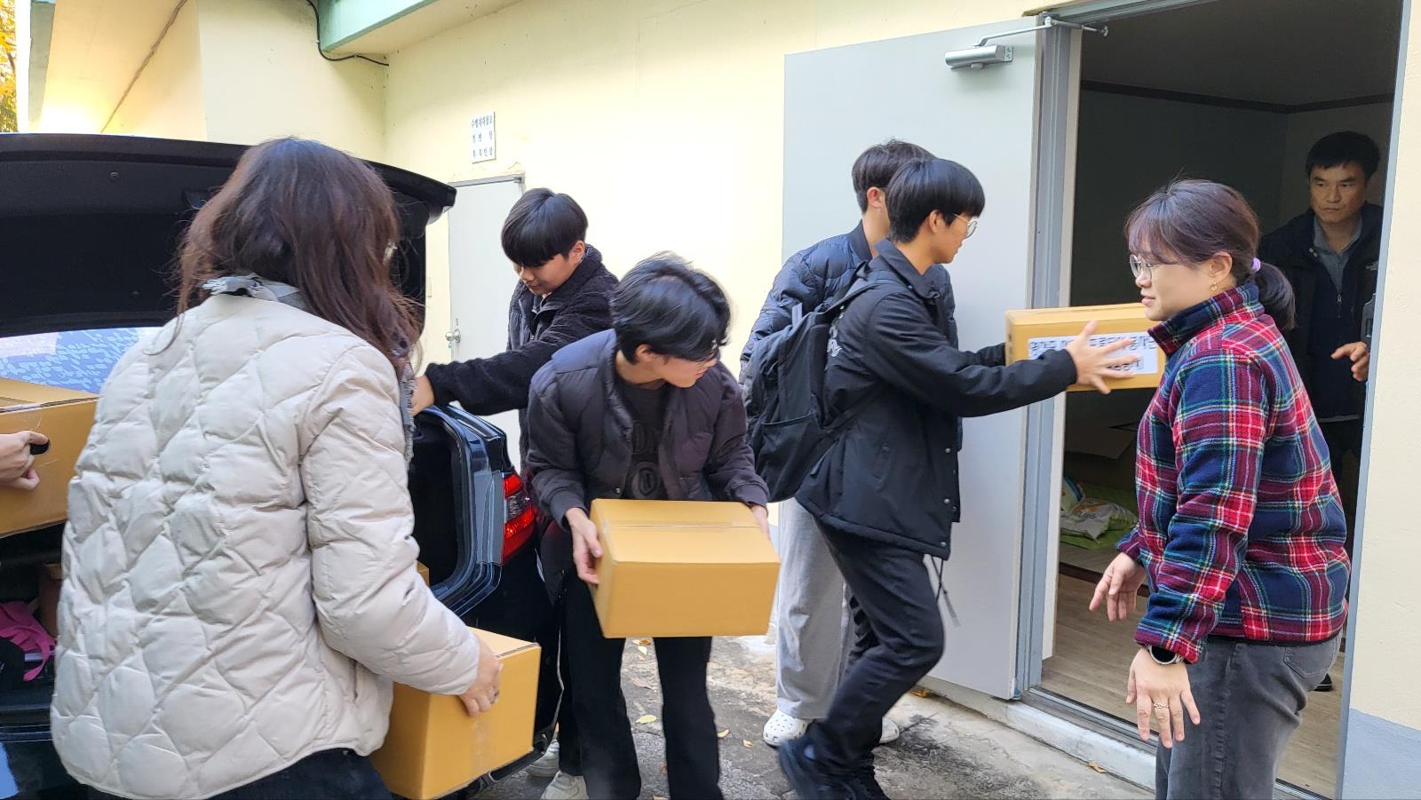 김장 나눔으로 이웃사랑 실천 -영산중 샤프론․프론티어 봉사단의 따뜻한 손길 - 관련이미지3