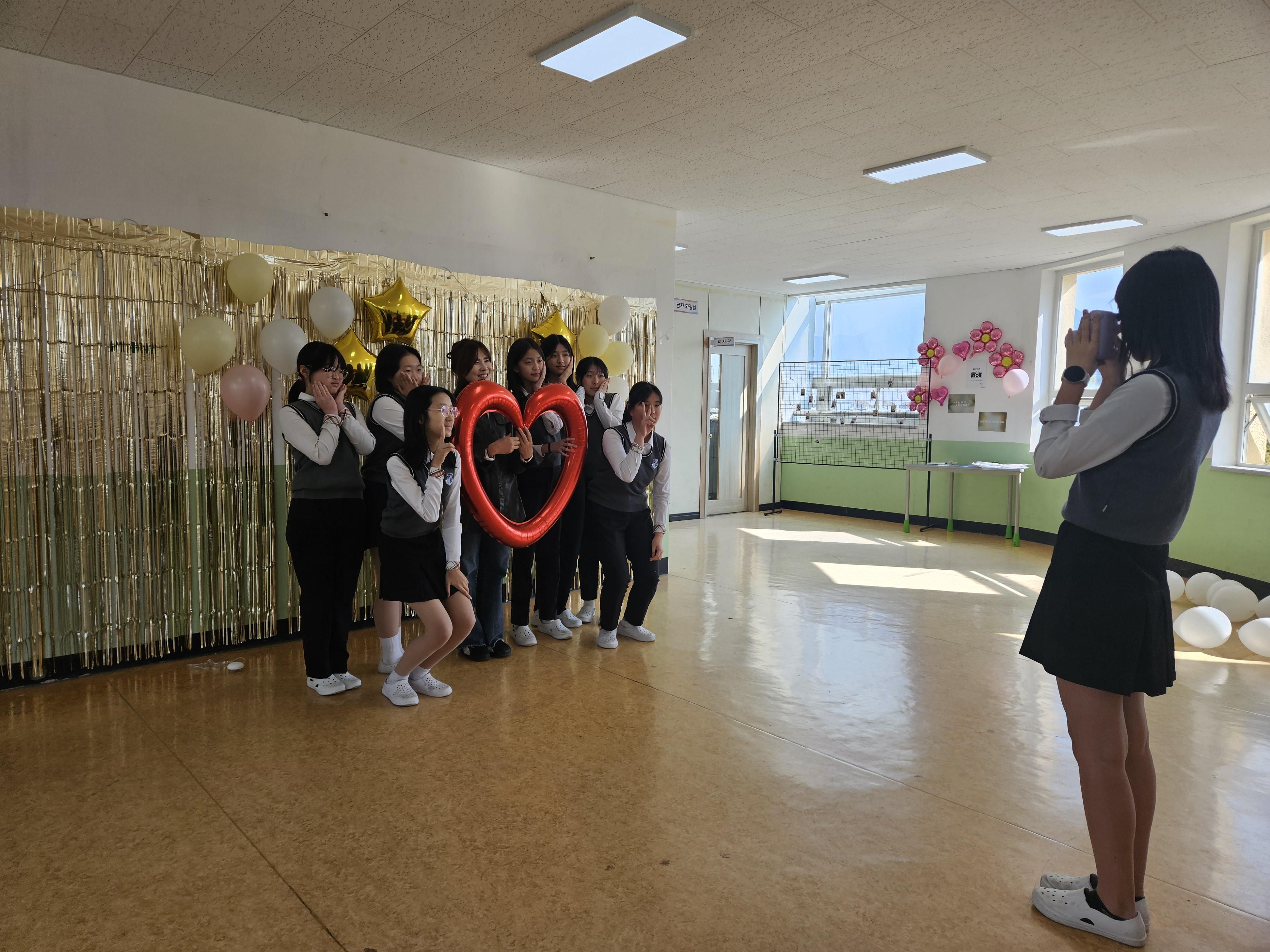 반송여중 학생자치회, 사제 공감 교복사진관 열어 - 관련이미지1