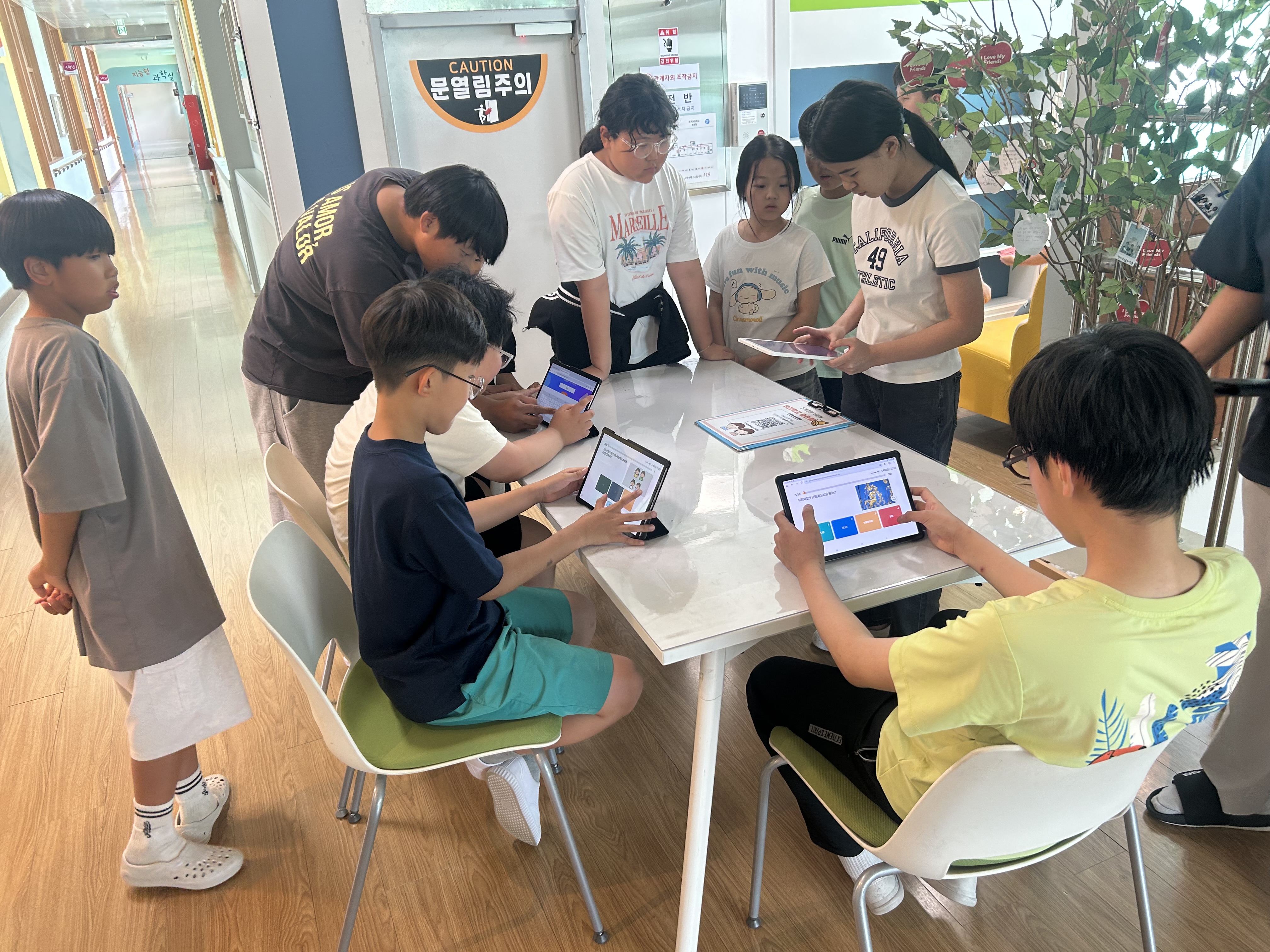 우리 학교 114번째 생일을 축하합니다.(초계초, 학생자치회 주관 개교기념일 행사 성료) - 관련이미지2